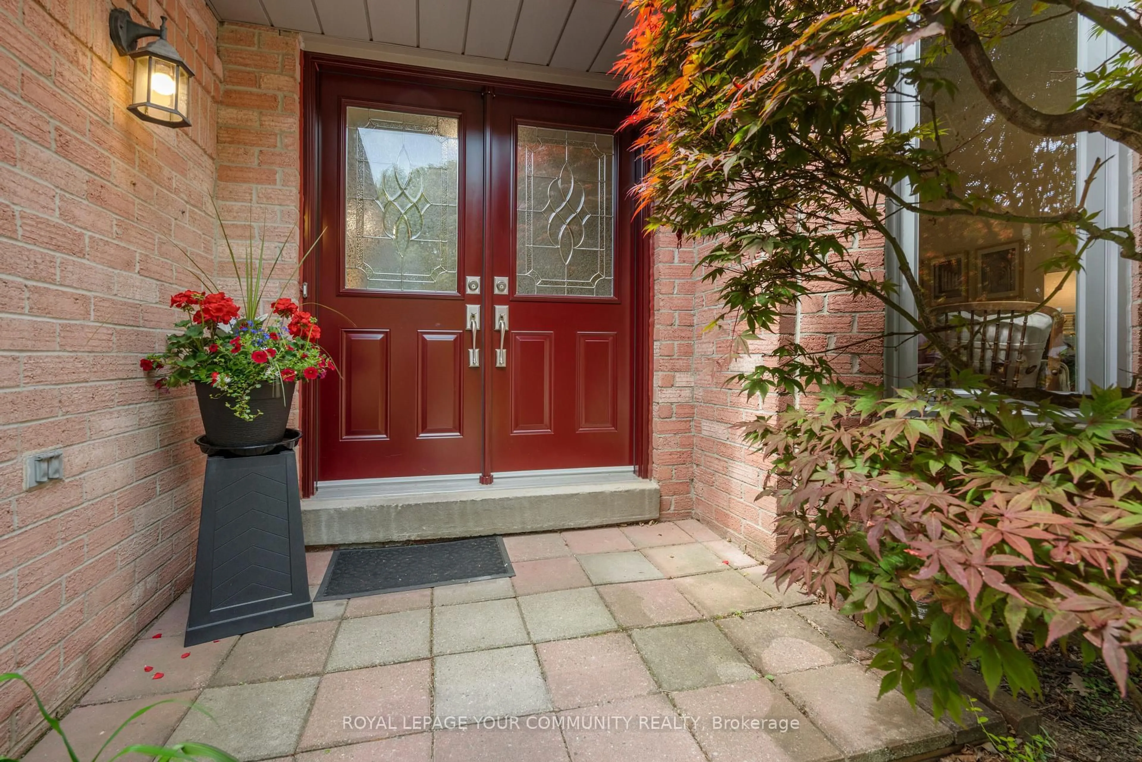 Indoor entryway for 209 Tamarac Tr, Aurora Ontario L4G 5V9