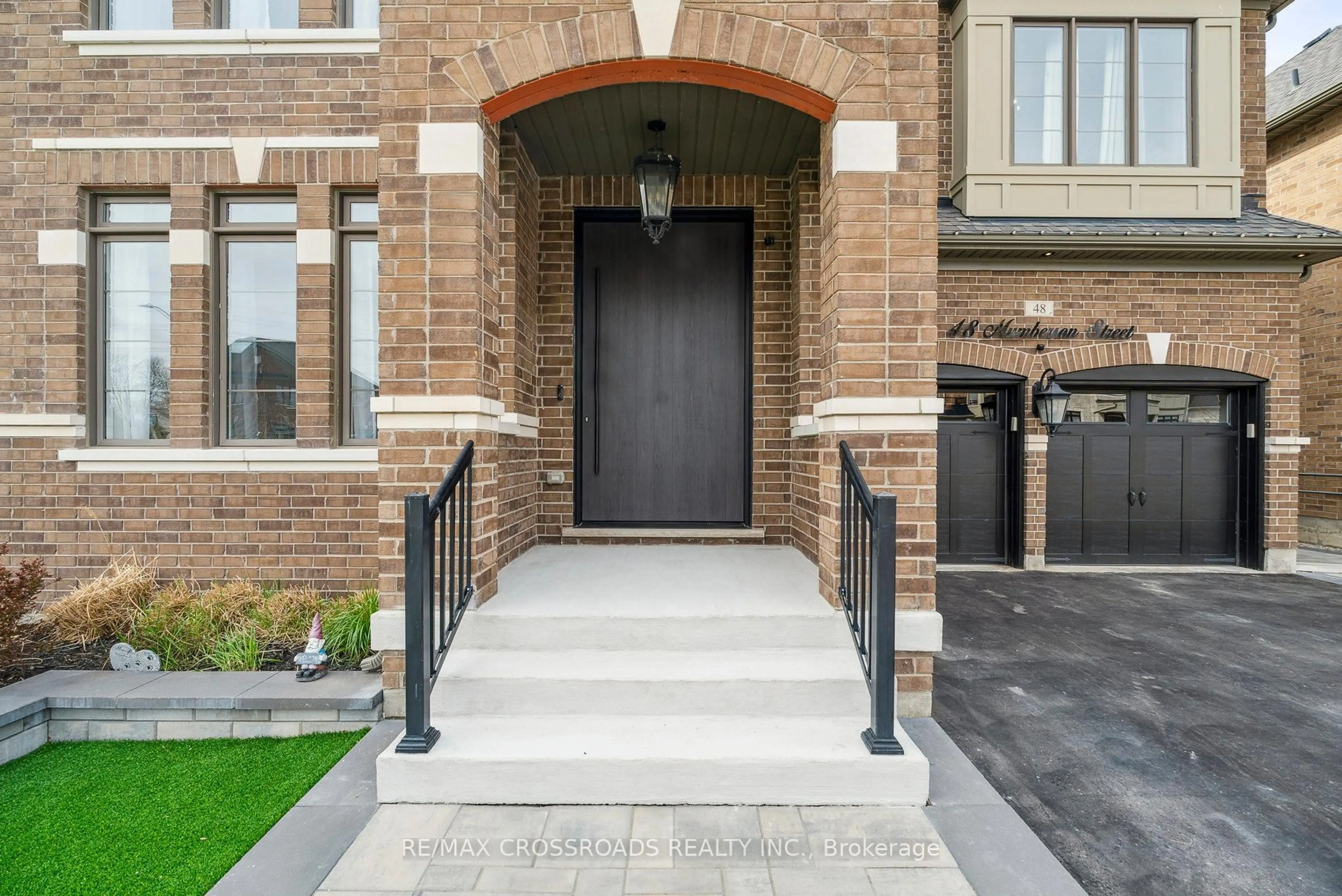 Indoor entryway for 48 Mumberson St, Innisfil Ontario L0L 1L0