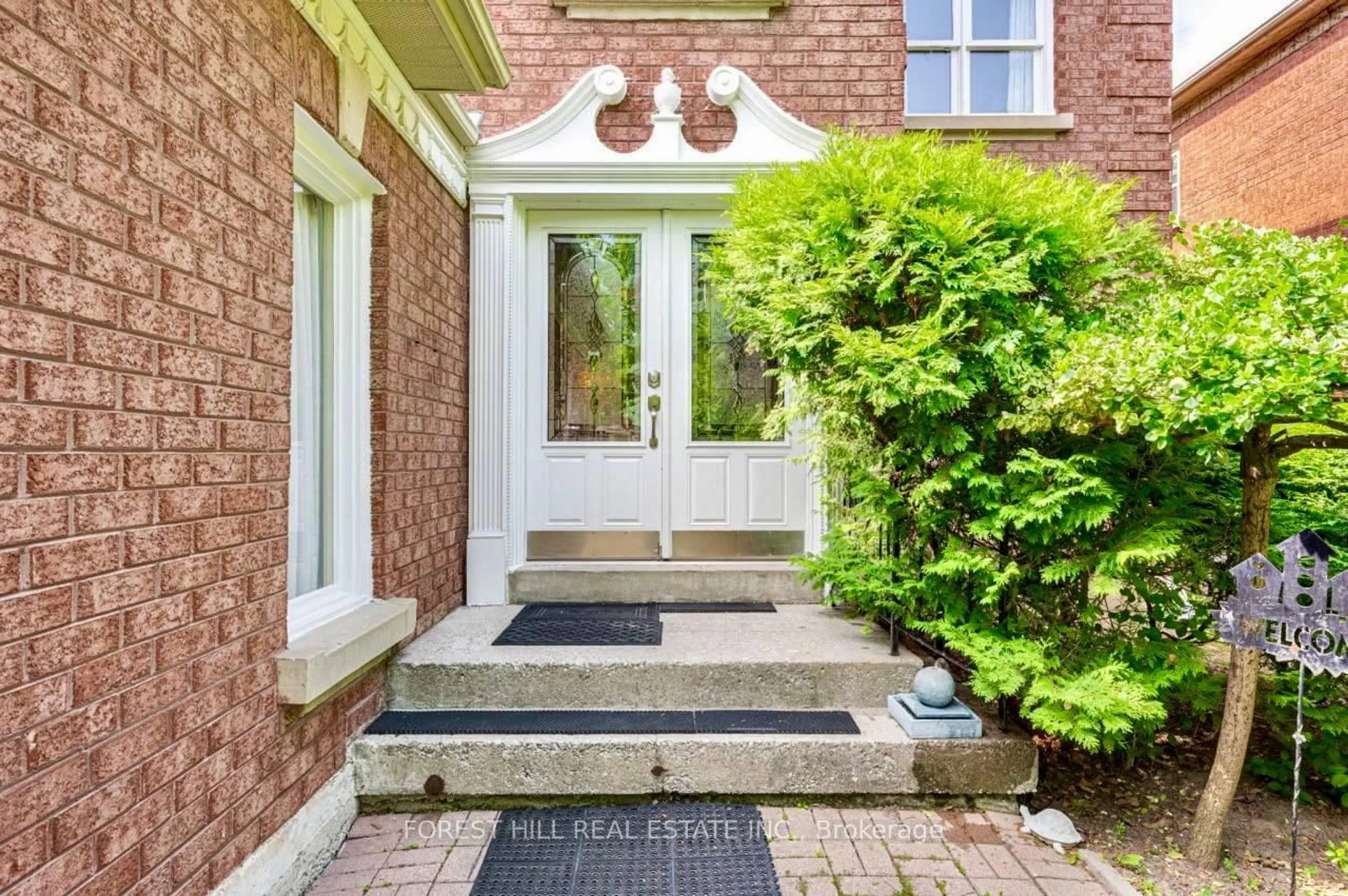Home with brick exterior material, street for 61 Willett Cres, Richmond Hill Ontario L4C 7W2
