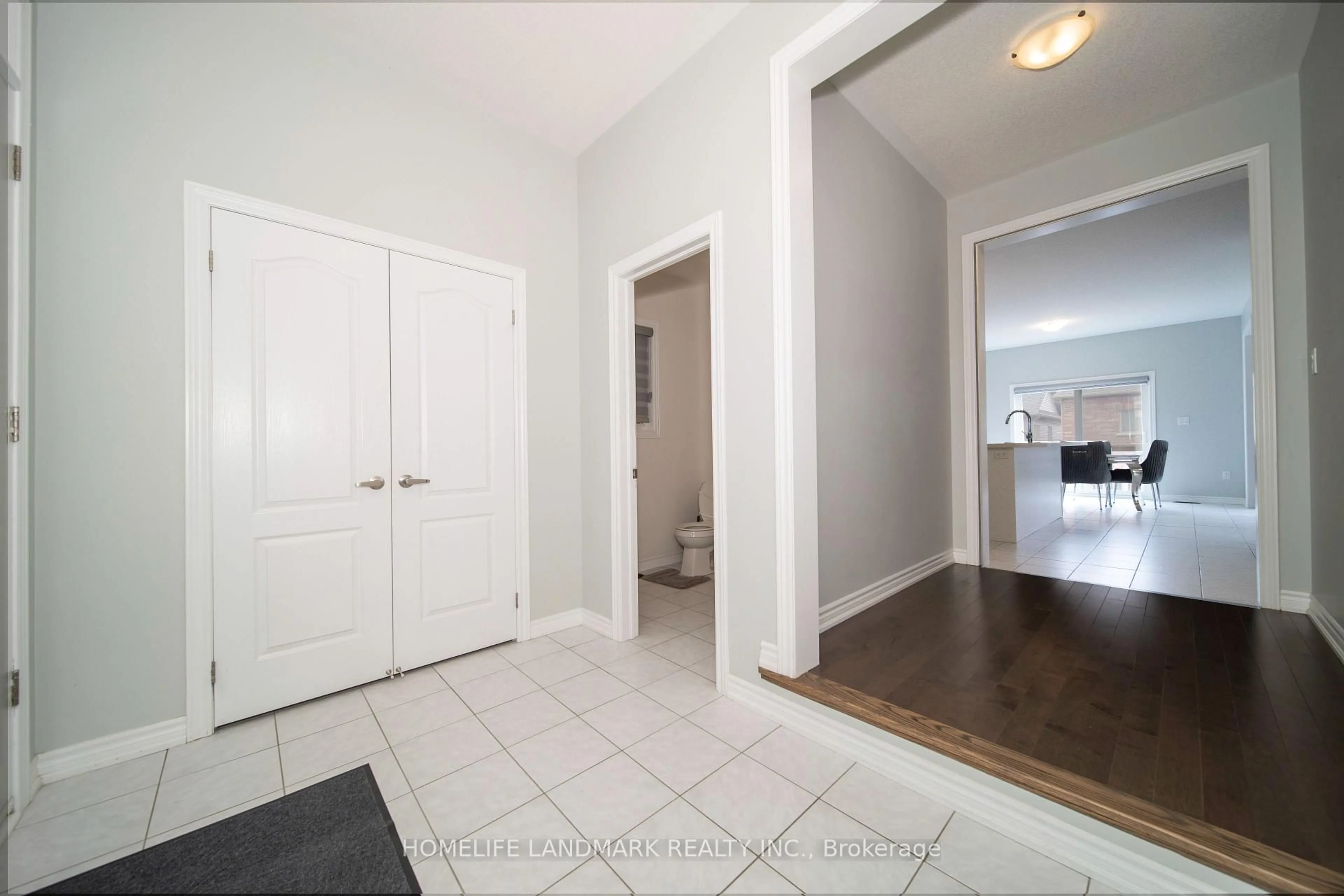 Indoor entryway for 224 Danny Wheeler Blvd, Georgina Ontario L4P 0J8