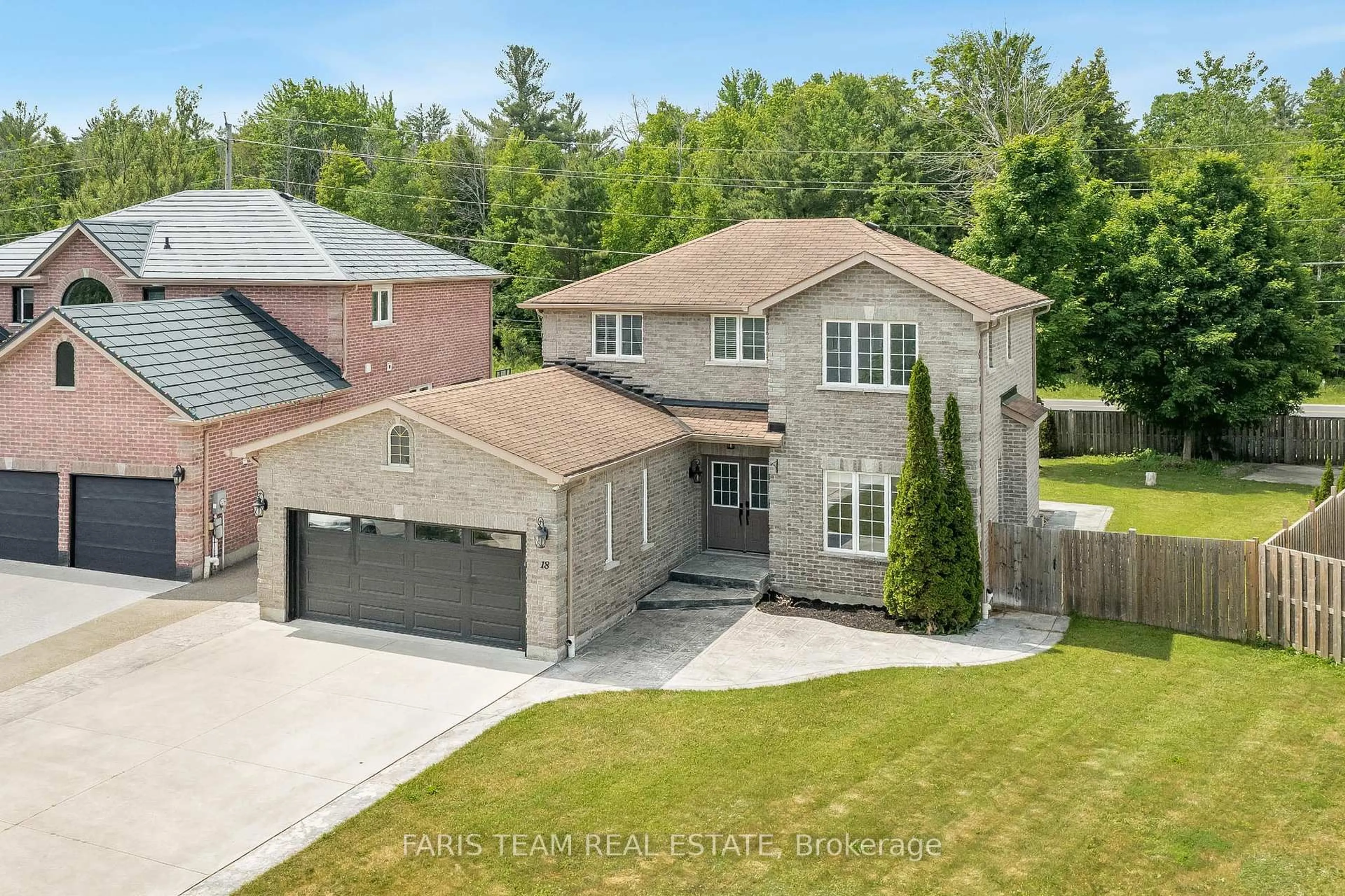 A pic from outside/outdoor area/front of a property/back of a property/a pic from drone, street for 18 Mancini Dr, Essa Ontario L3W 0A6