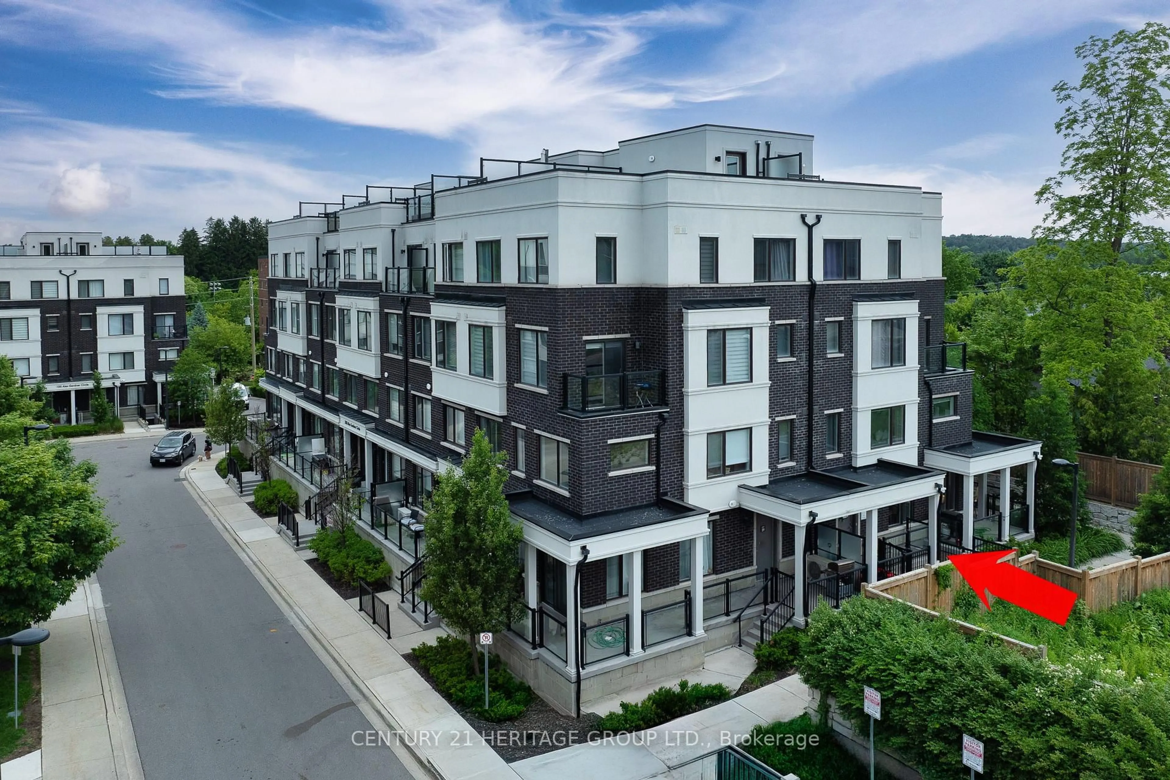 A pic from outside/outdoor area/front of a property/back of a property/a pic from drone, unknown for 200 Alex Gardner Circ #27, Aurora Ontario L4G 3G5
