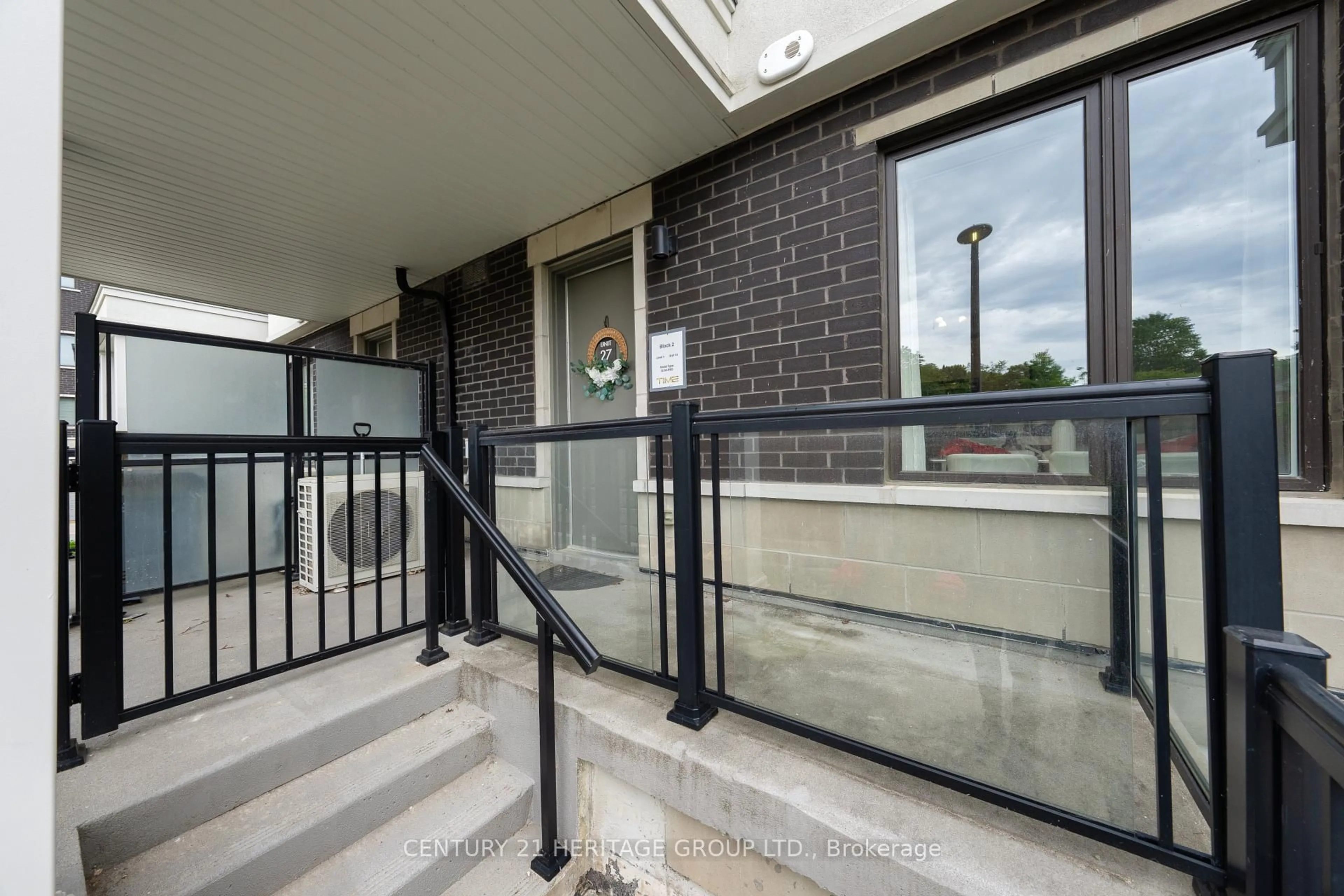 Unknown for 200 Alex Gardner Circ #27, Aurora Ontario L4G 3G5
