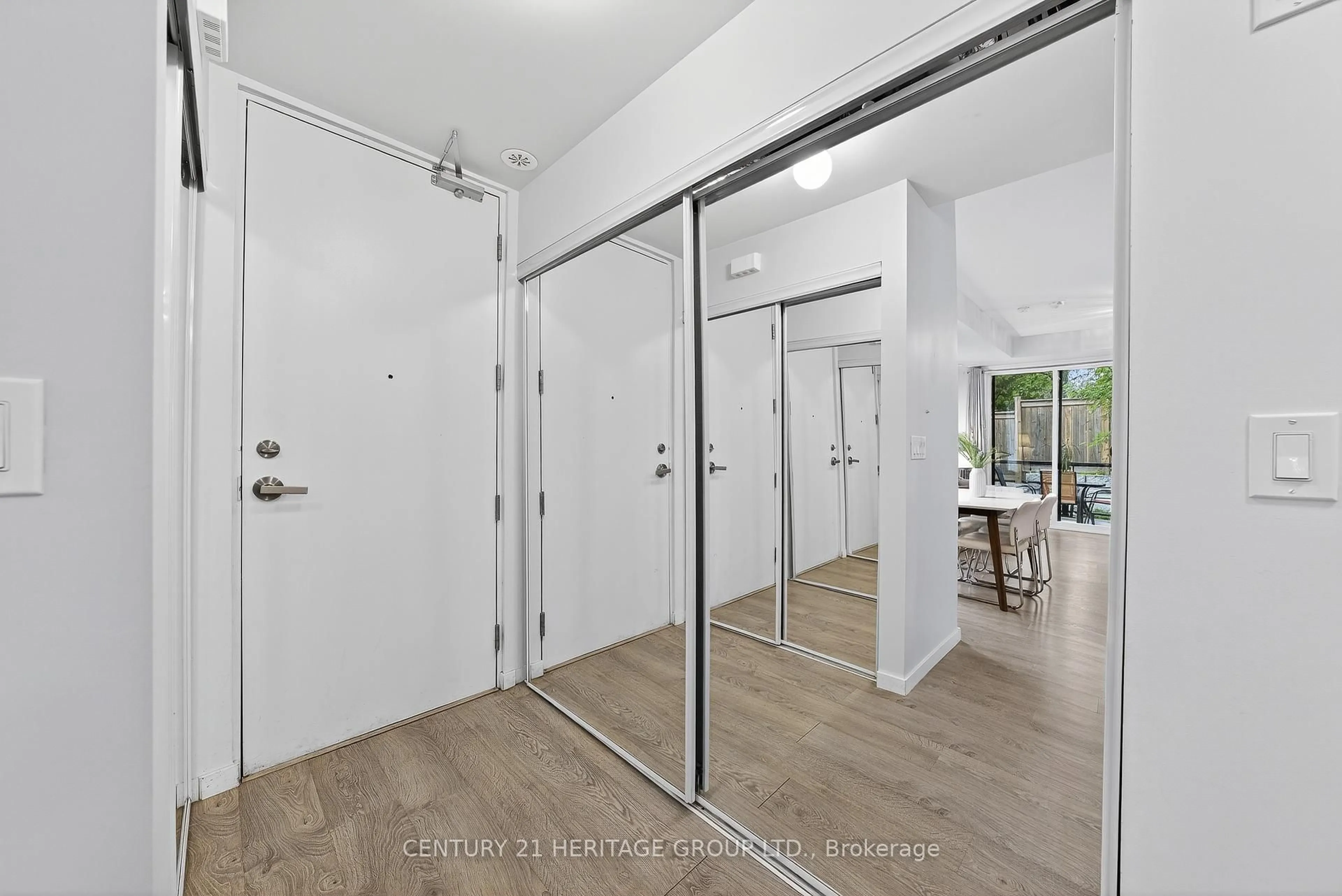 Indoor foyer for 200 Alex Gardner Circ #27, Aurora Ontario L4G 3G5