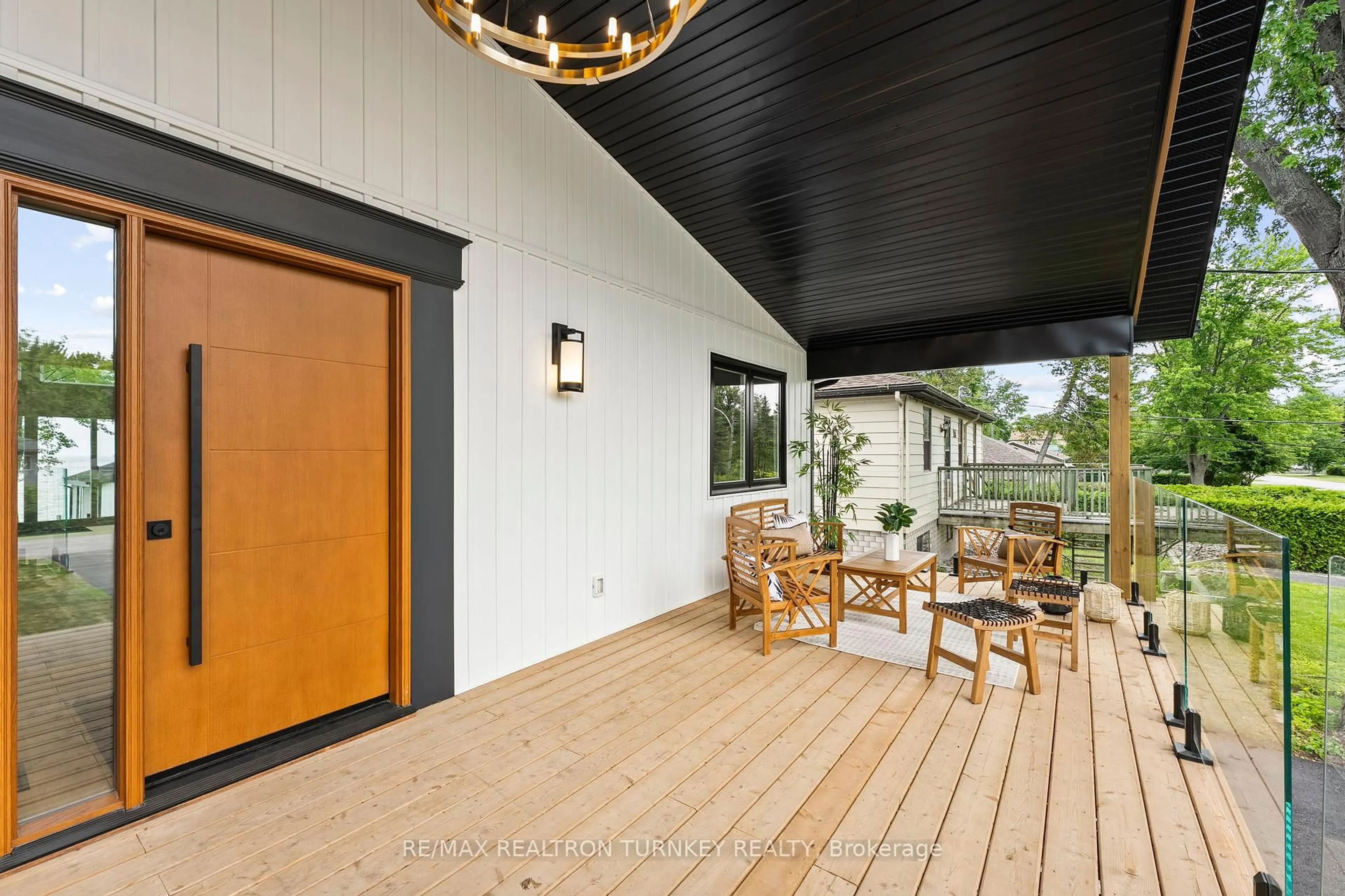 Indoor entryway for 156 Holmes Point Rd, Georgina Ontario L0E 1N0