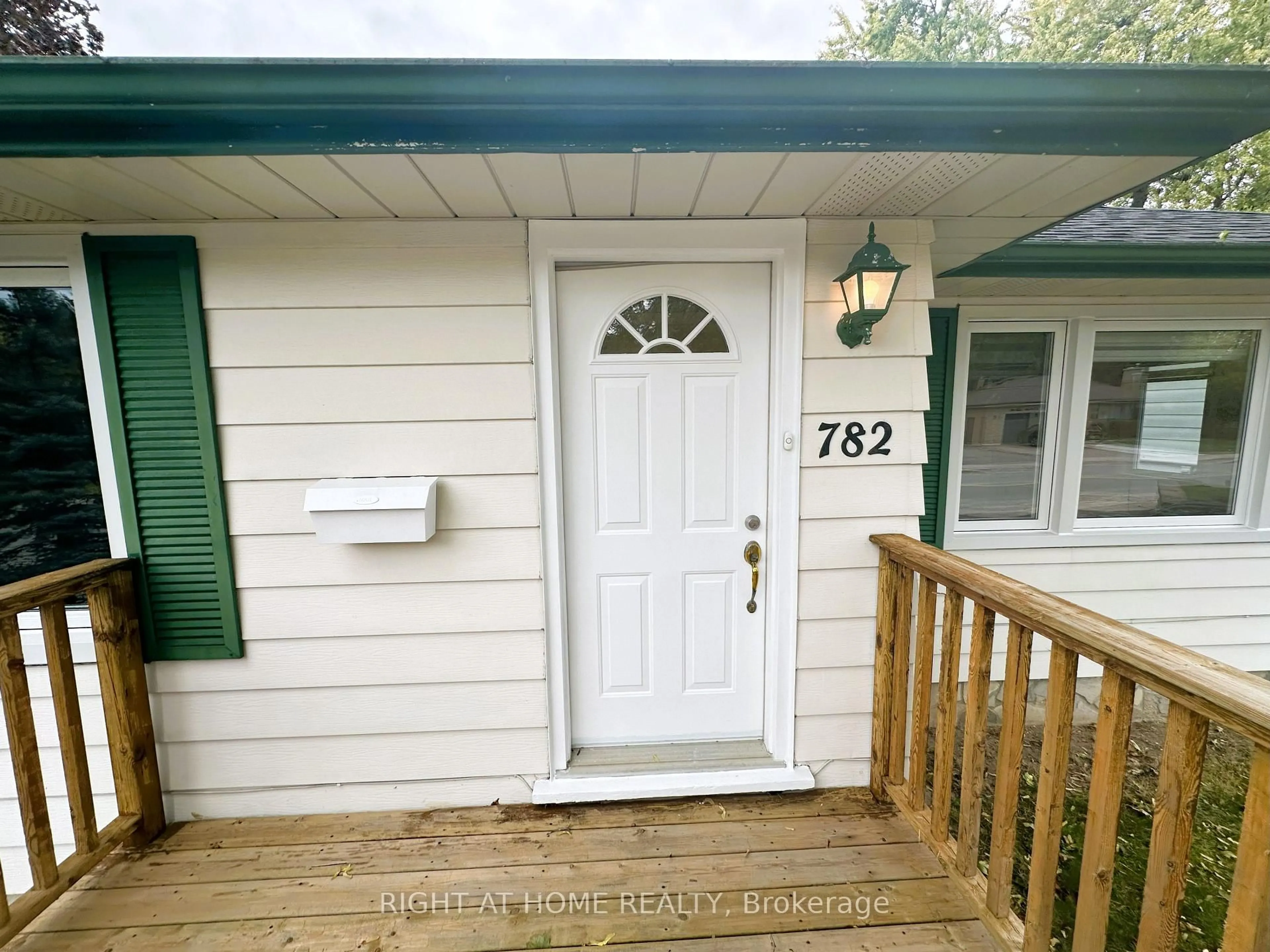 Home with vinyl exterior material, unknown for 782 Gorham St, Newmarket Ontario L3Y 1L6