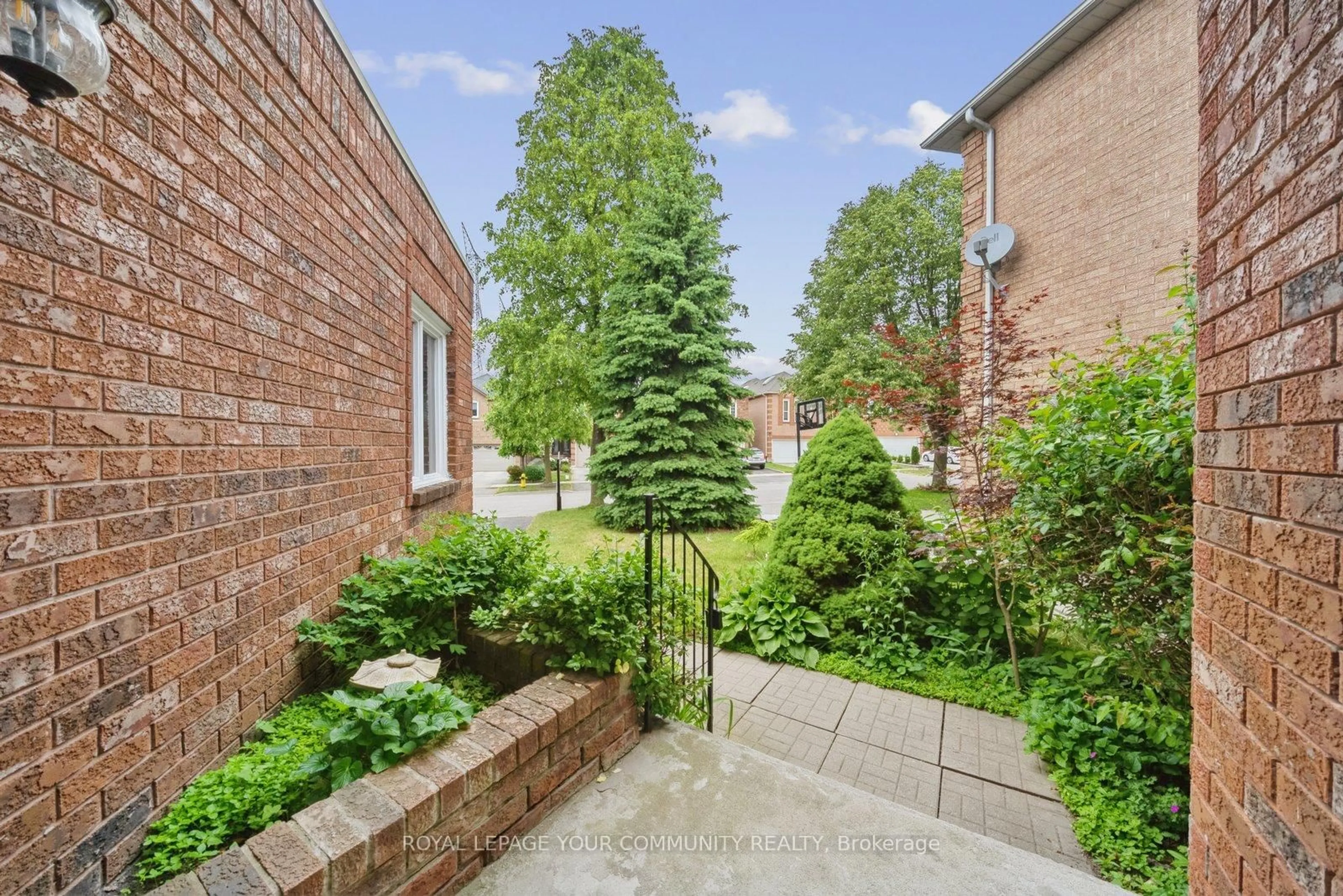 A pic from outside/outdoor area/front of a property/back of a property/a pic from drone, street for 75 VENICE Cres, Vaughan Ontario L4J 7T1