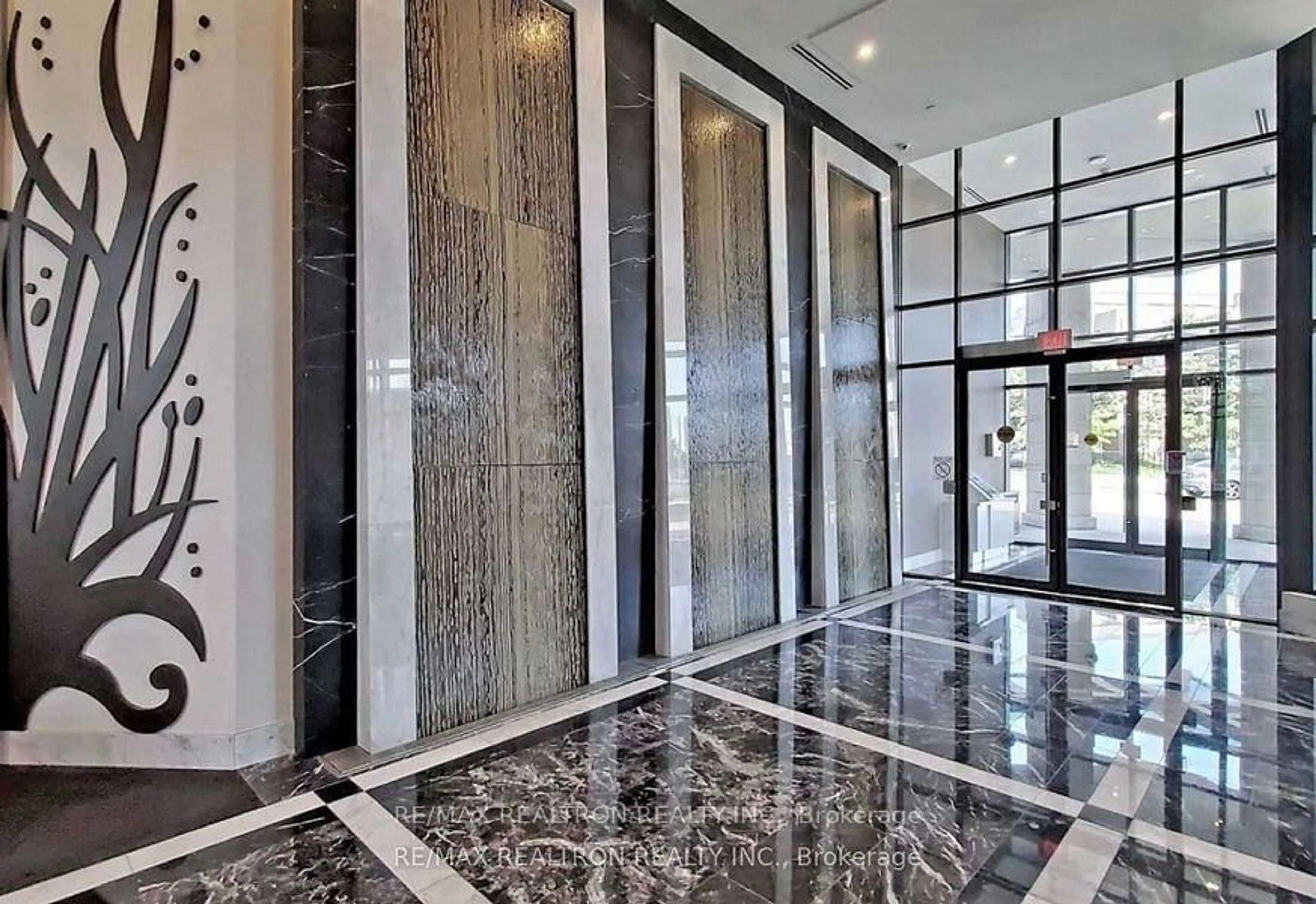 Indoor foyer for 7608 Yonge St #312, Vaughan Ontario L4J 0J5