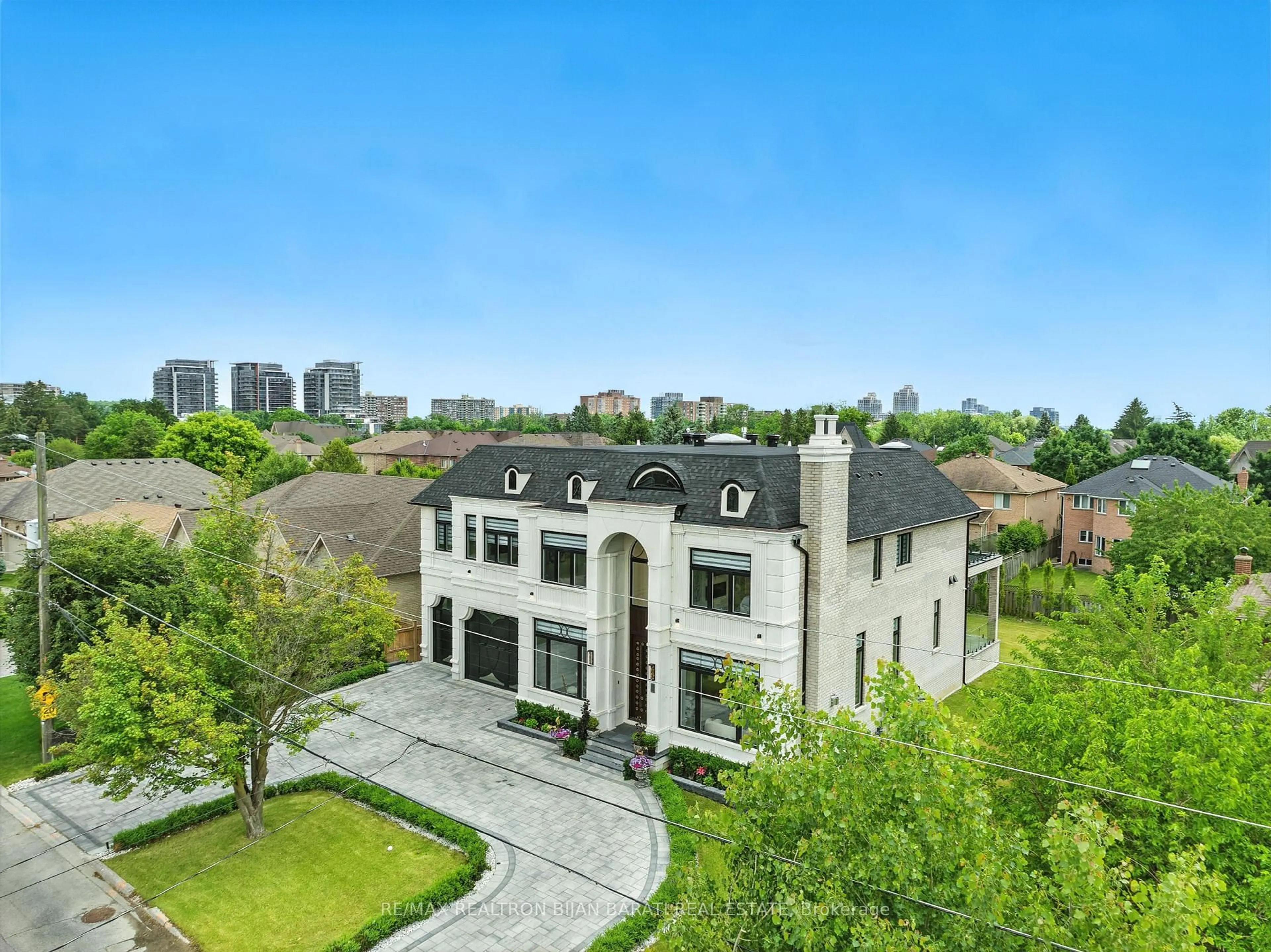 A pic from outside/outdoor area/front of a property/back of a property/a pic from drone, unknown for 95 May Ave, Richmond Hill Ontario L4C 3S7