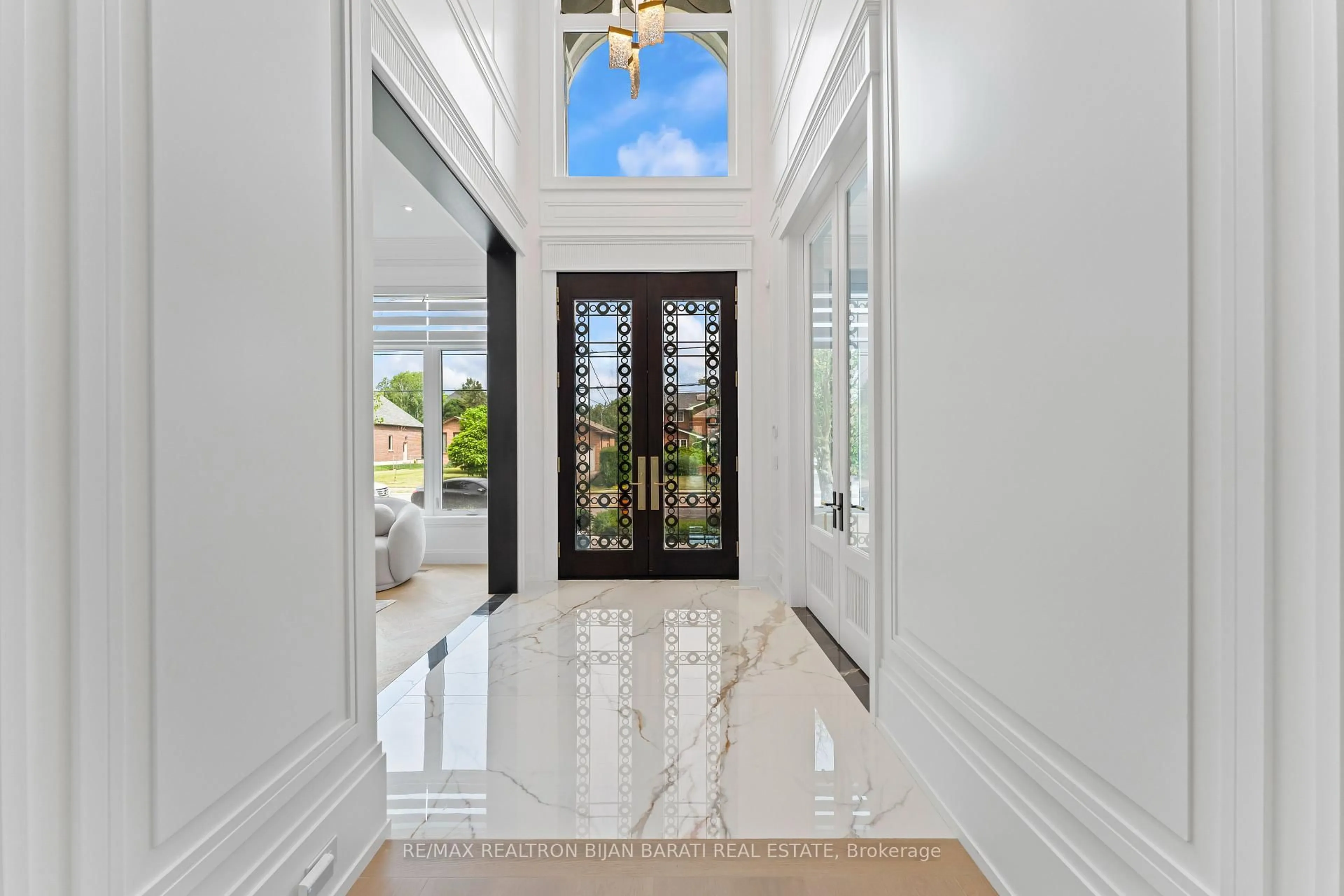 Indoor foyer for 95 May Ave, Richmond Hill Ontario L4C 3S7
