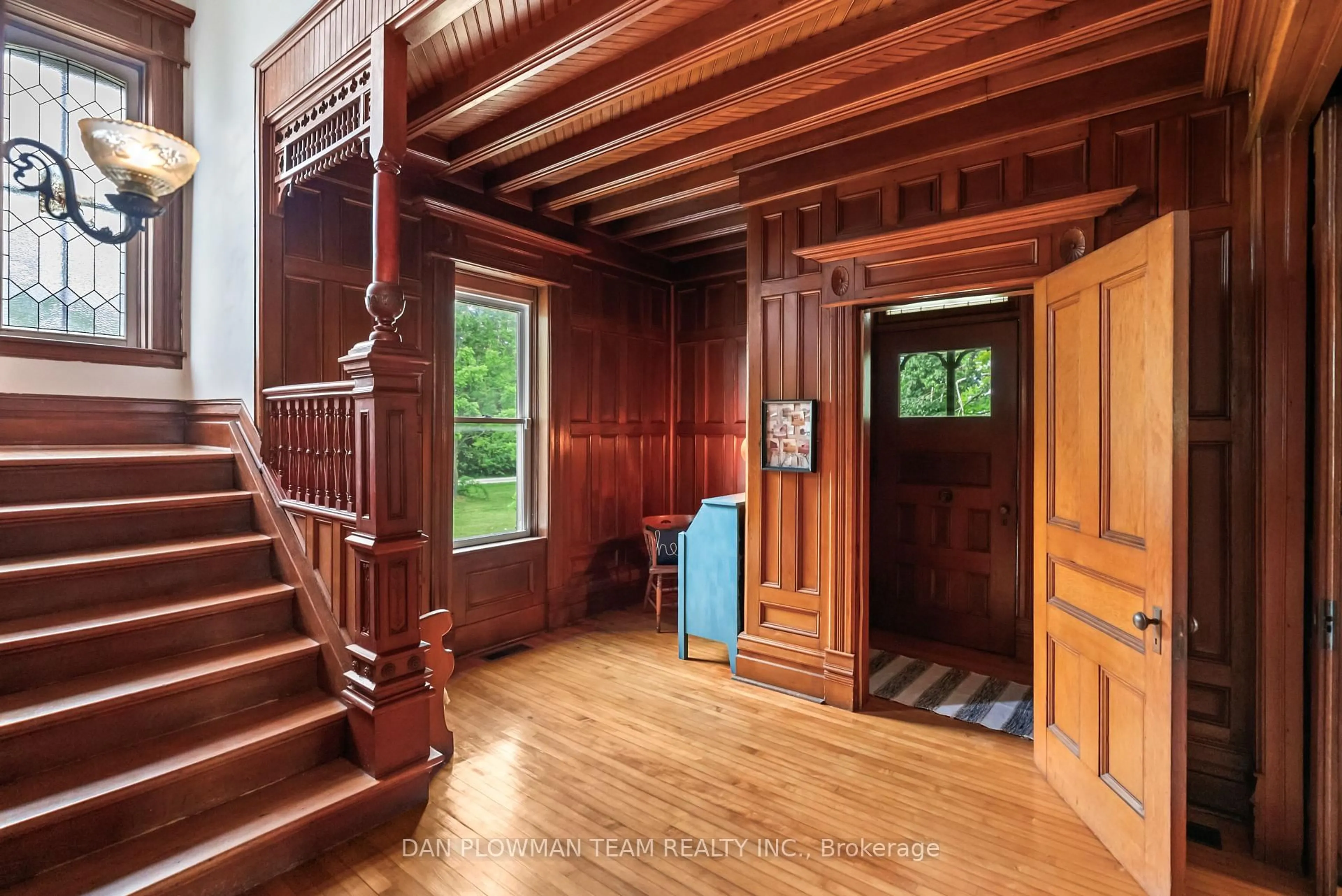 Indoor foyer for 1250 Concession 2 Rd, Brock Ontario L0K 1A0