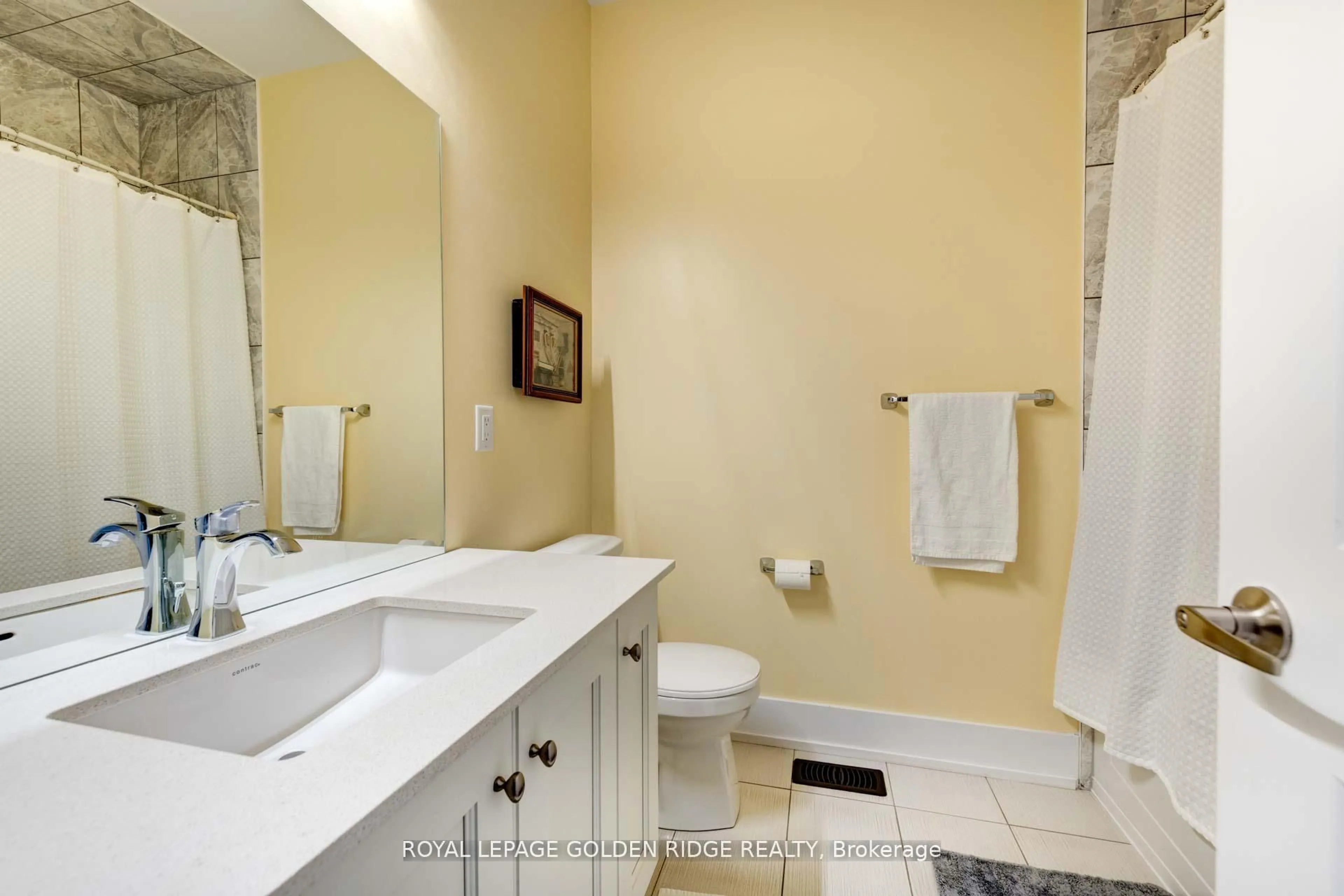 Standard bathroom, ceramic/tile floor for 4 Allerton Rd, Vaughan Ontario L4J 0K1