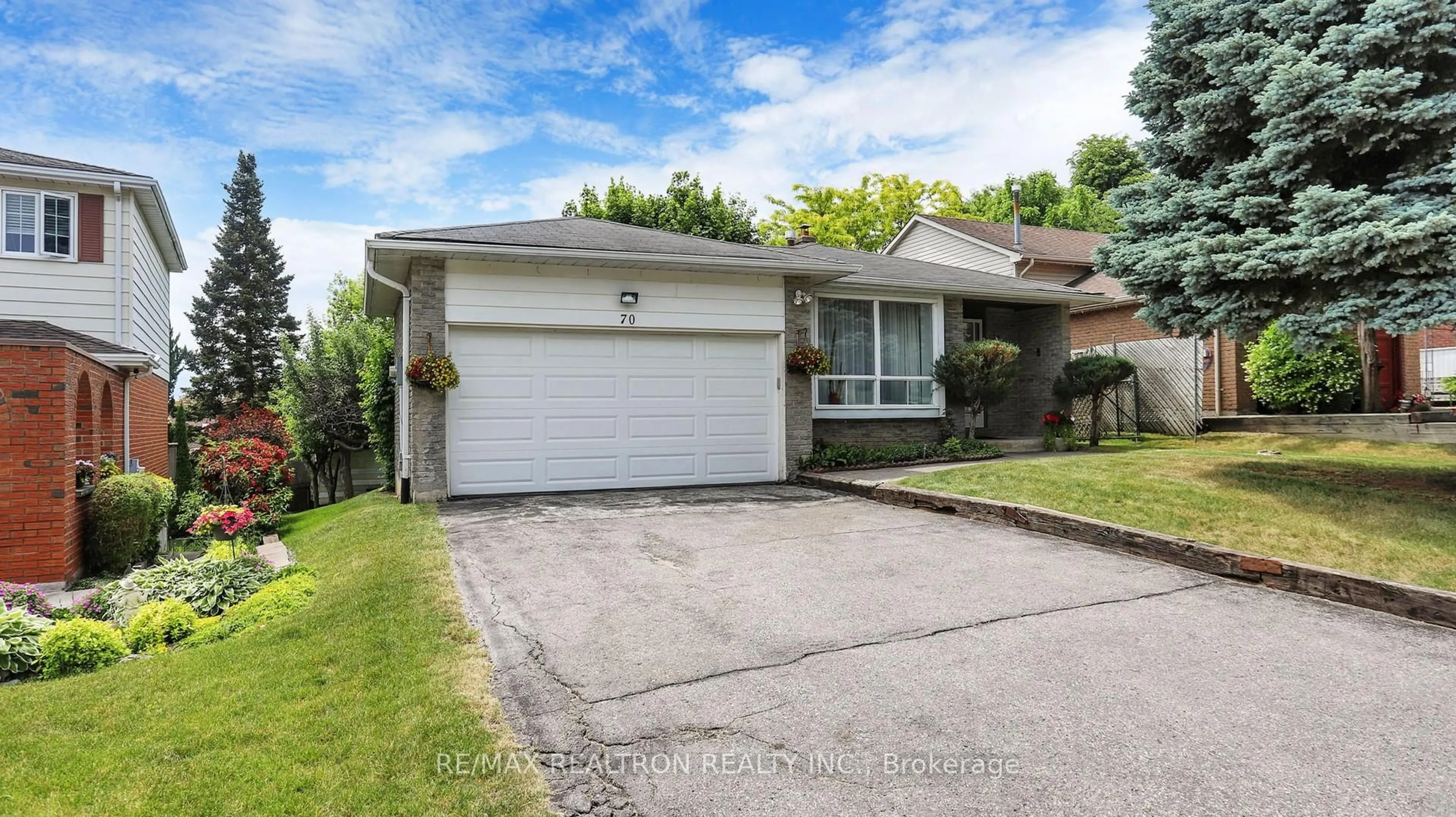 Home with vinyl exterior material, street for 70 Porter St, Bradford West Gwillimbury Ontario L3Z 1E8