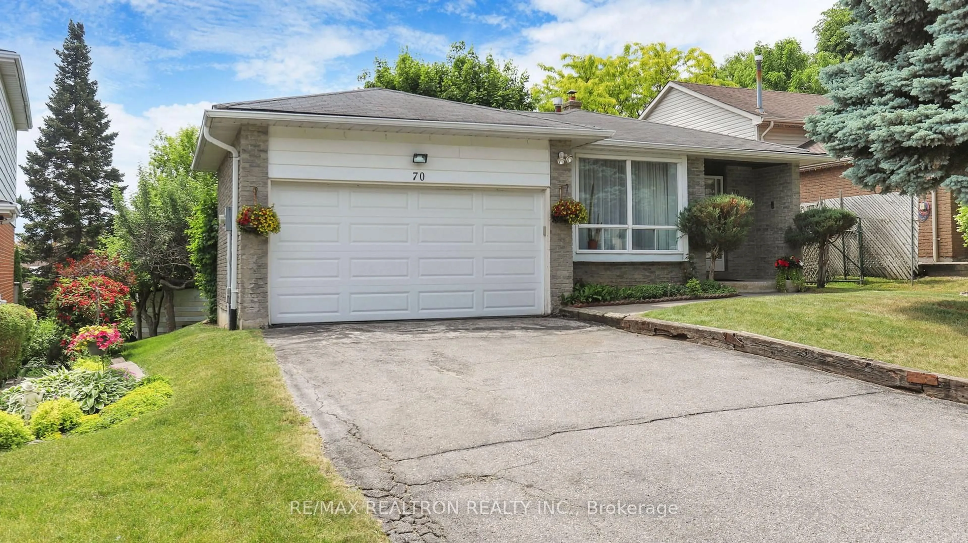 Home with vinyl exterior material, street for 70 Porter St, Bradford West Gwillimbury Ontario L3Z 1E8
