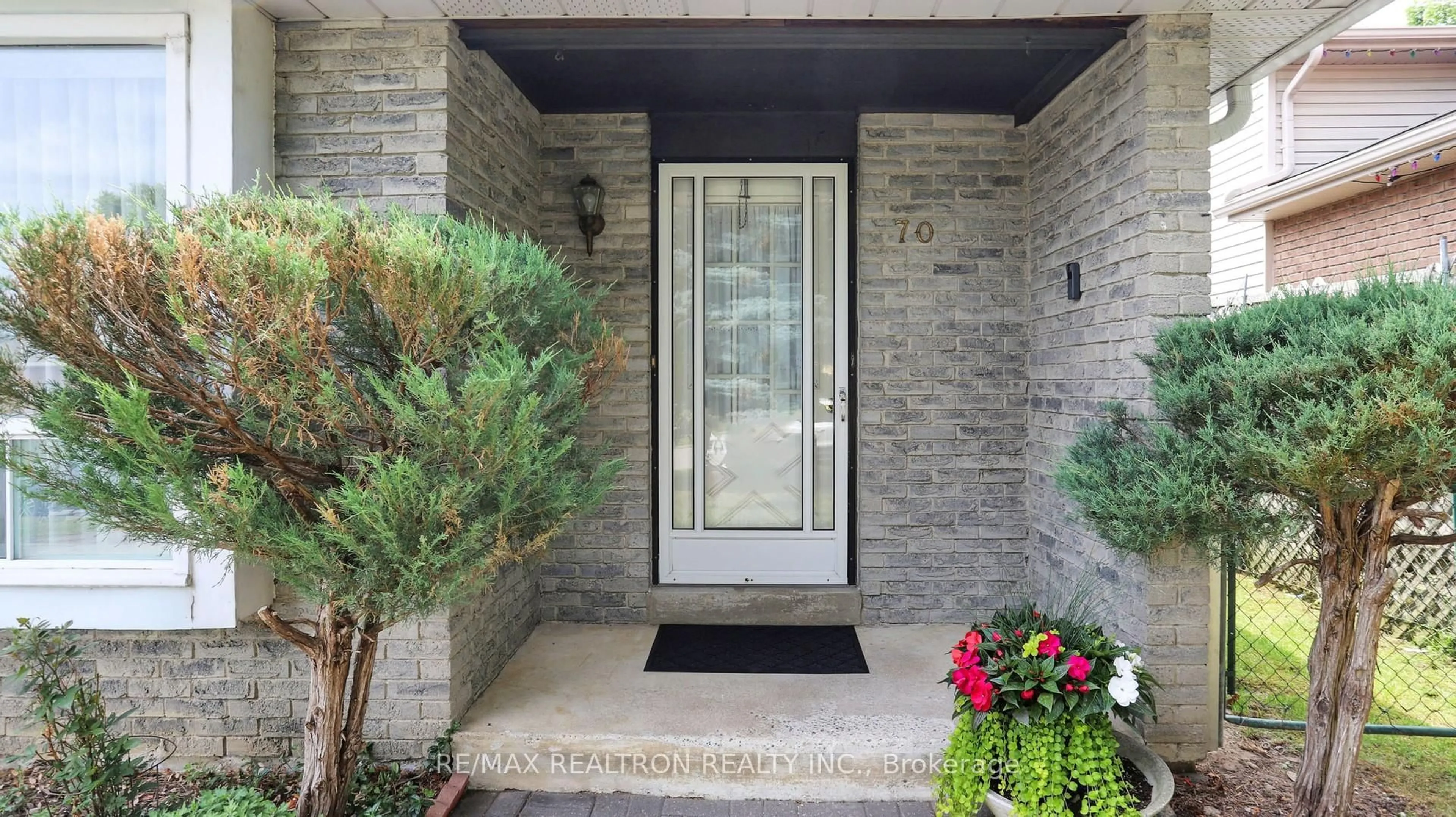 Indoor entryway for 70 Porter St, Bradford West Gwillimbury Ontario L3Z 1E8