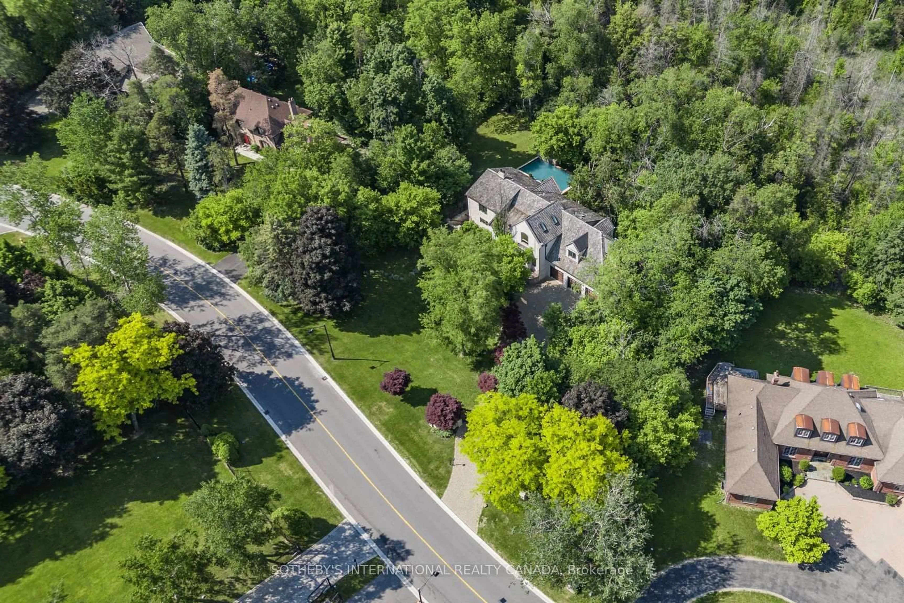 A pic from outside/outdoor area/front of a property/back of a property/a pic from drone, street for 43 Woodland Acres Cres, Vaughan Ontario L6A 1G1