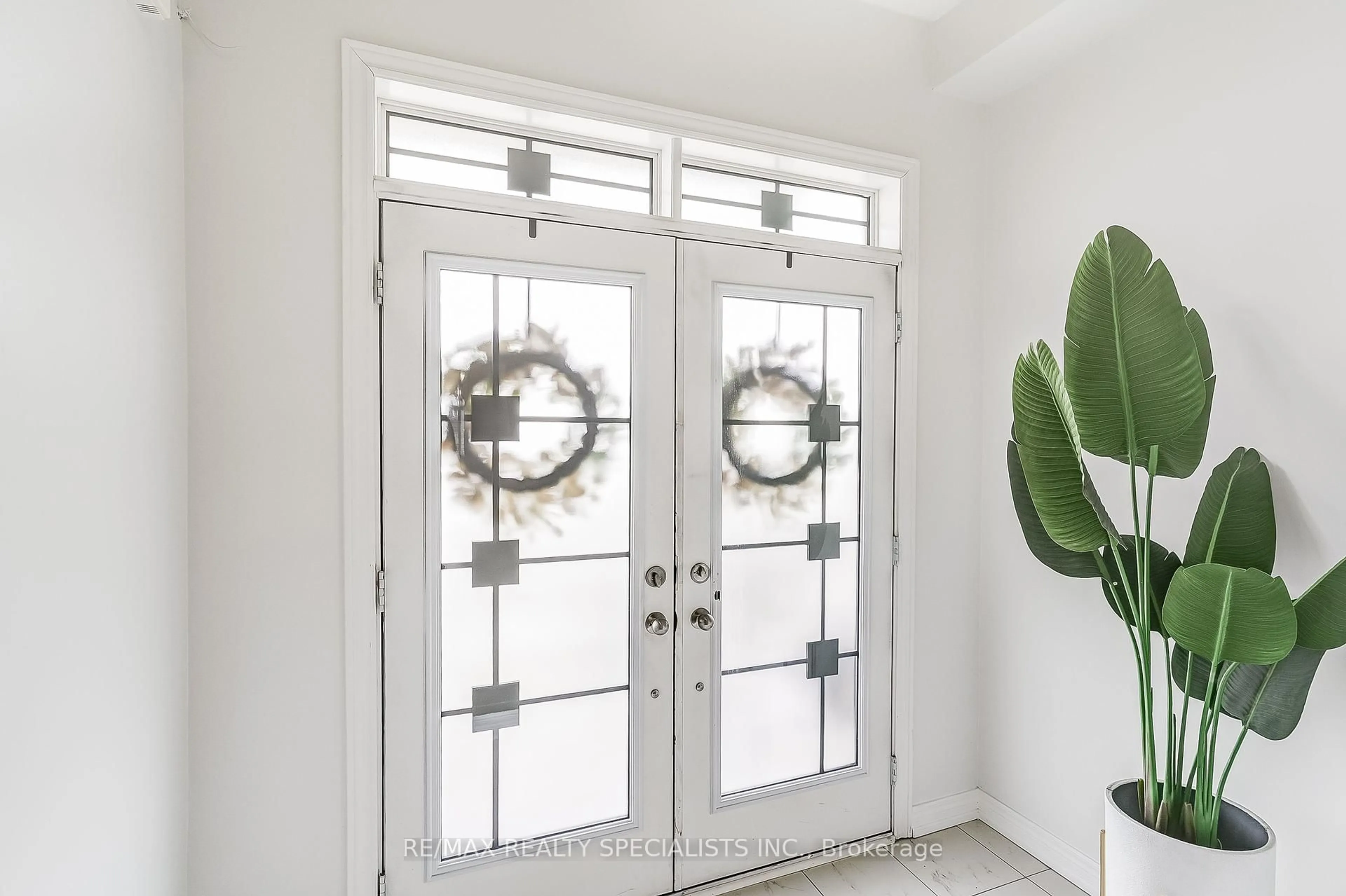 Indoor entryway for 30 Veterans St, Bradford West Gwillimbury Ontario L3Z 4L3