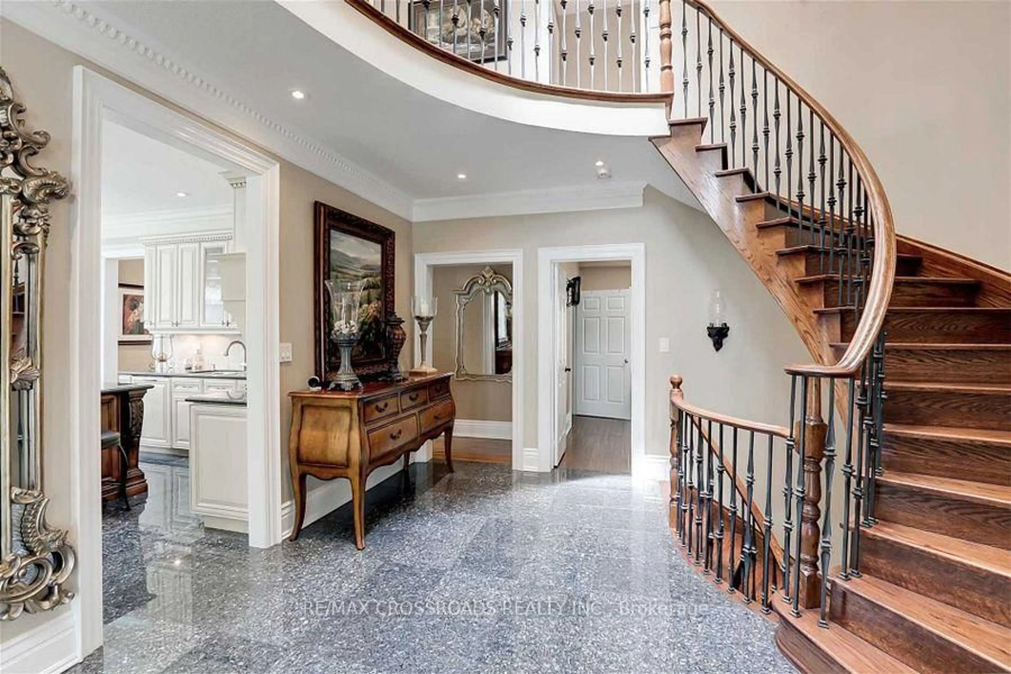 Indoor foyer for 2 Mumberson Crt, Markham Ontario L6C 1Y4