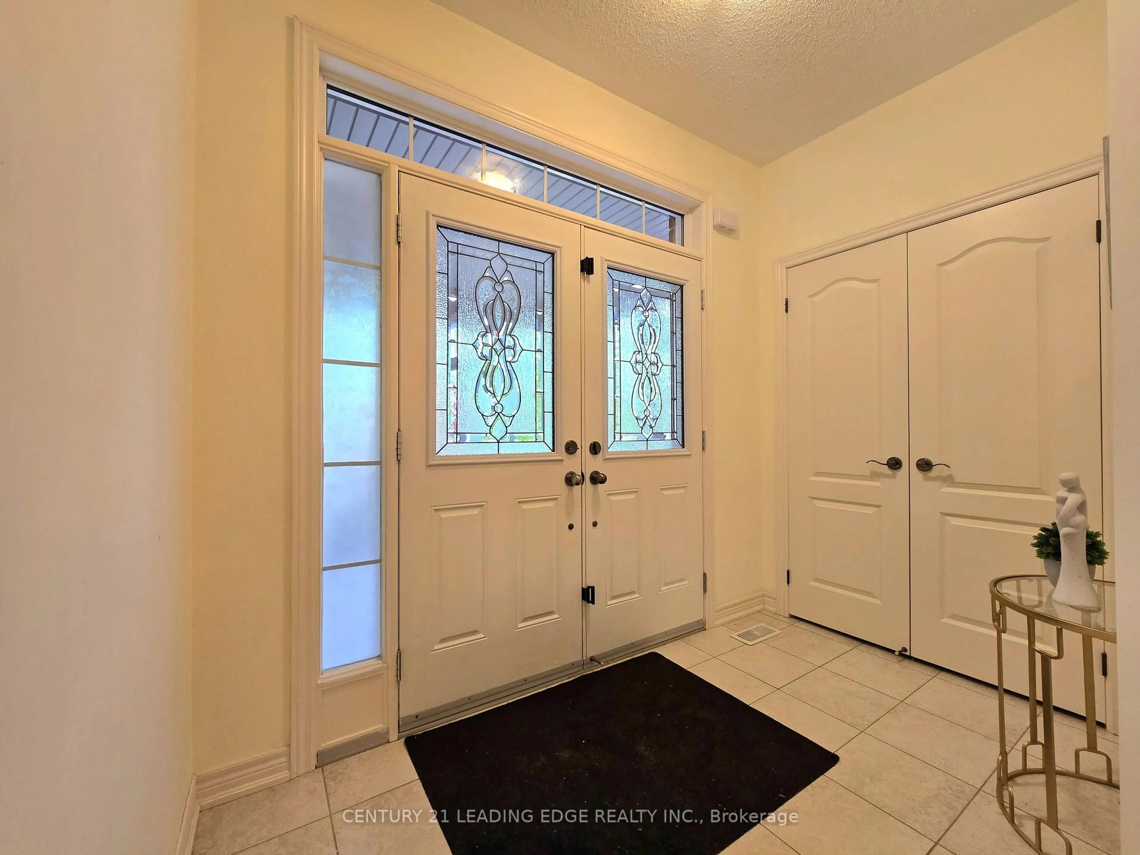 Indoor entryway for 6 Castleglen Blvd, Markham Ontario L6C 0A8