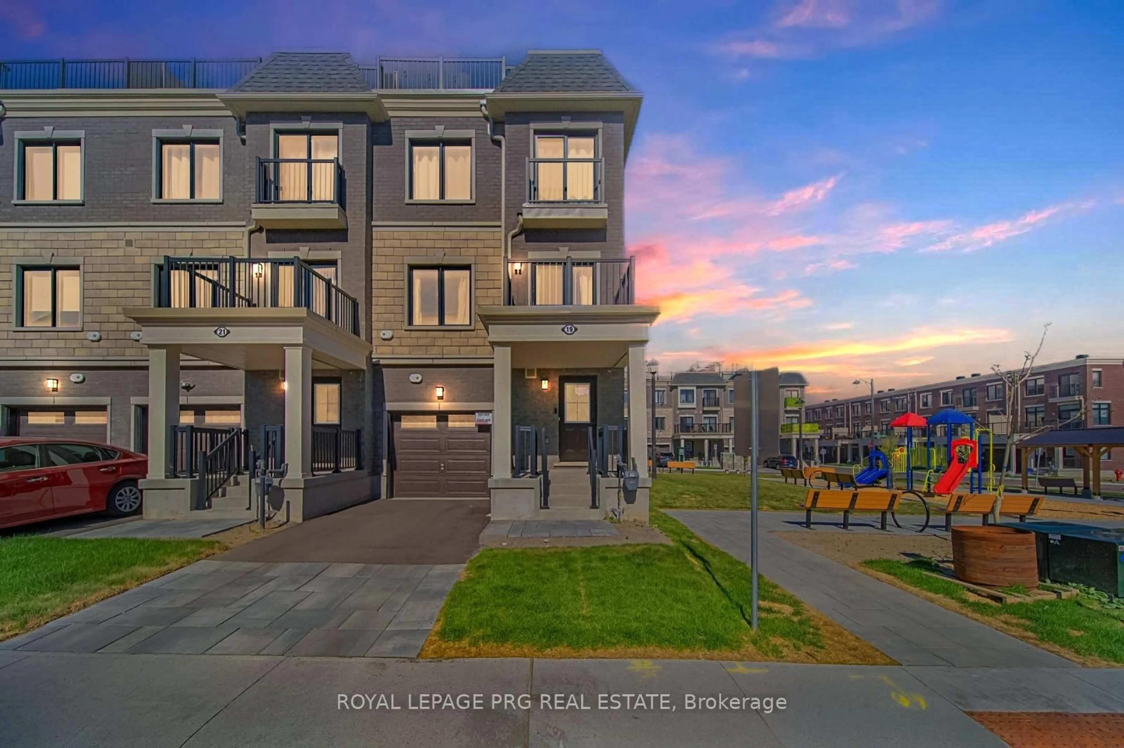 A pic from outside/outdoor area/front of a property/back of a property/a pic from drone, unknown for 19 Sunbury Lane, Whitchurch-Stouffville Ontario L4A 7X5