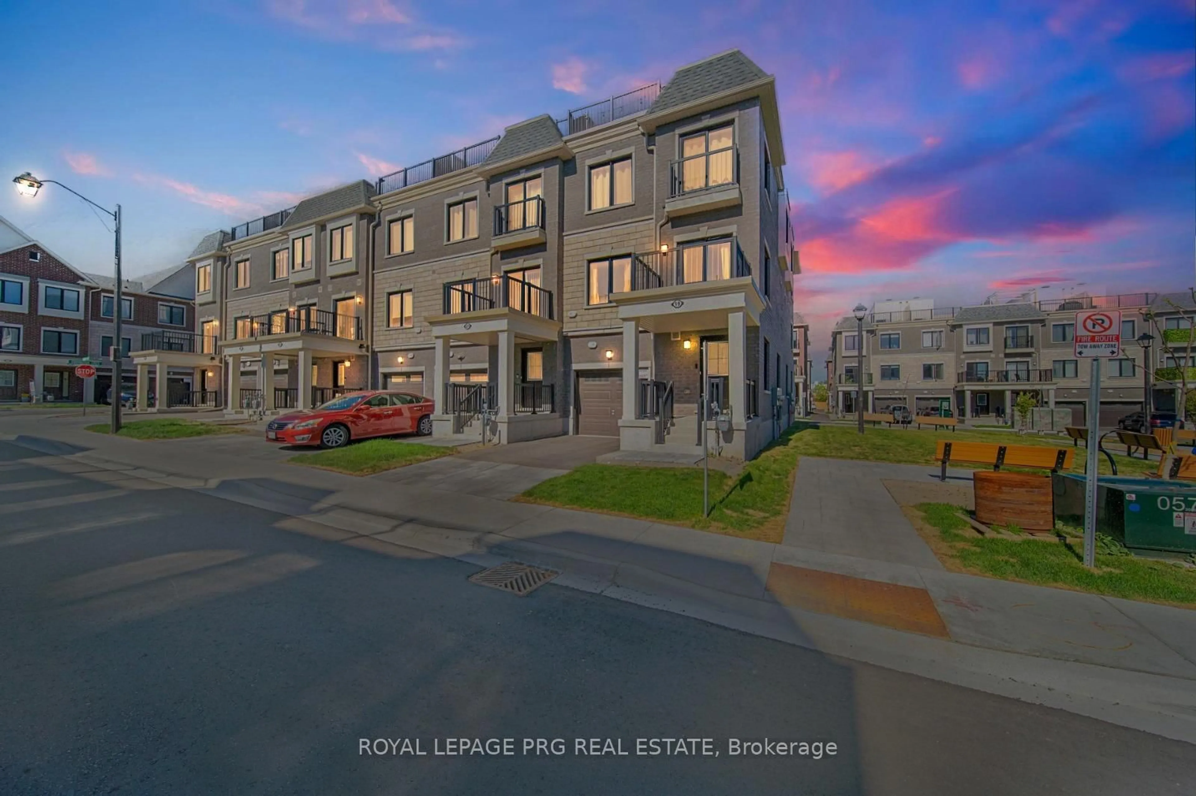 A pic from outside/outdoor area/front of a property/back of a property/a pic from drone, street for 19 Sunbury Lane, Whitchurch-Stouffville Ontario L4A 7X5