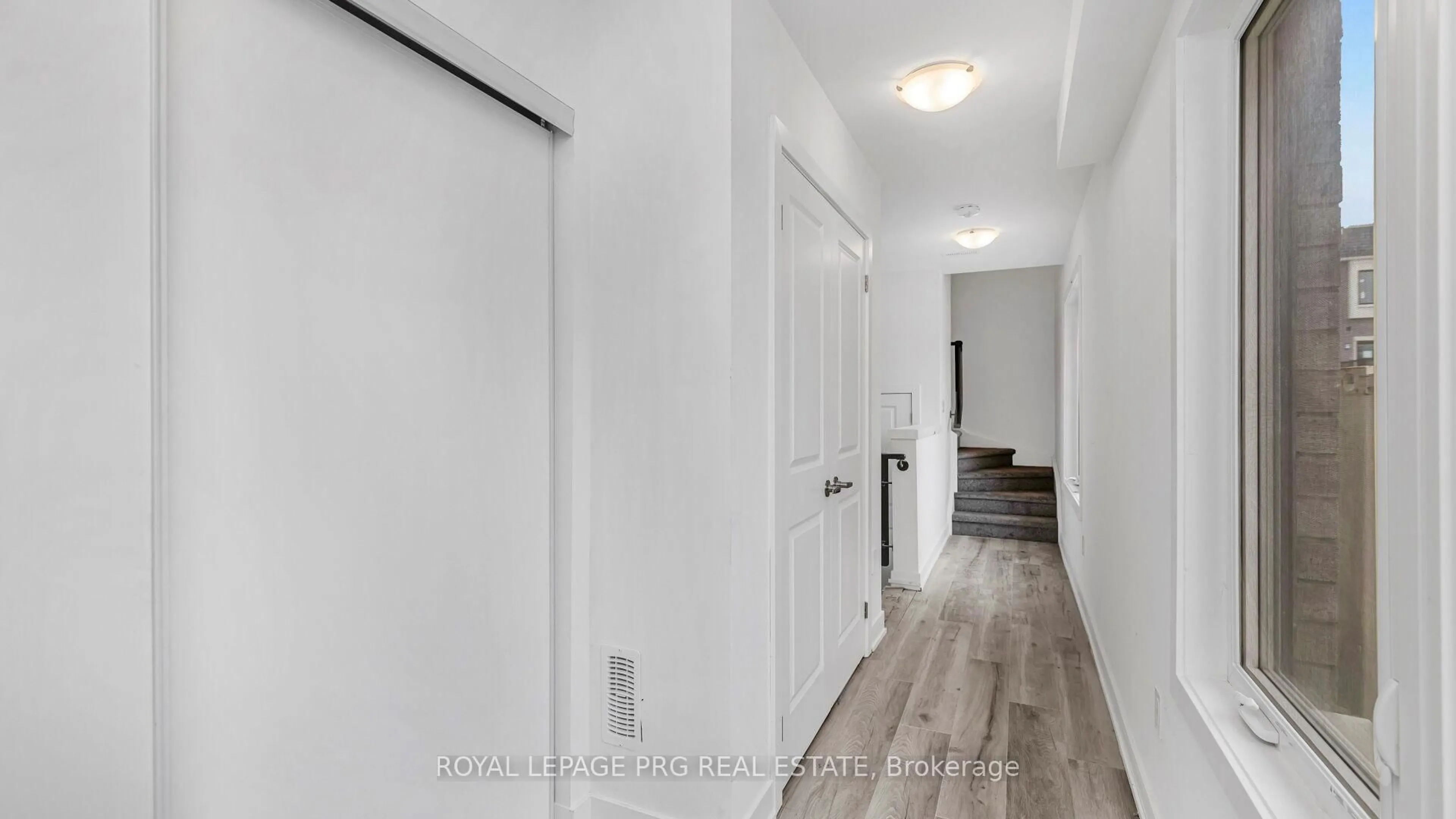 Indoor entryway for 19 Sunbury Lane, Whitchurch-Stouffville Ontario L4A 7X5
