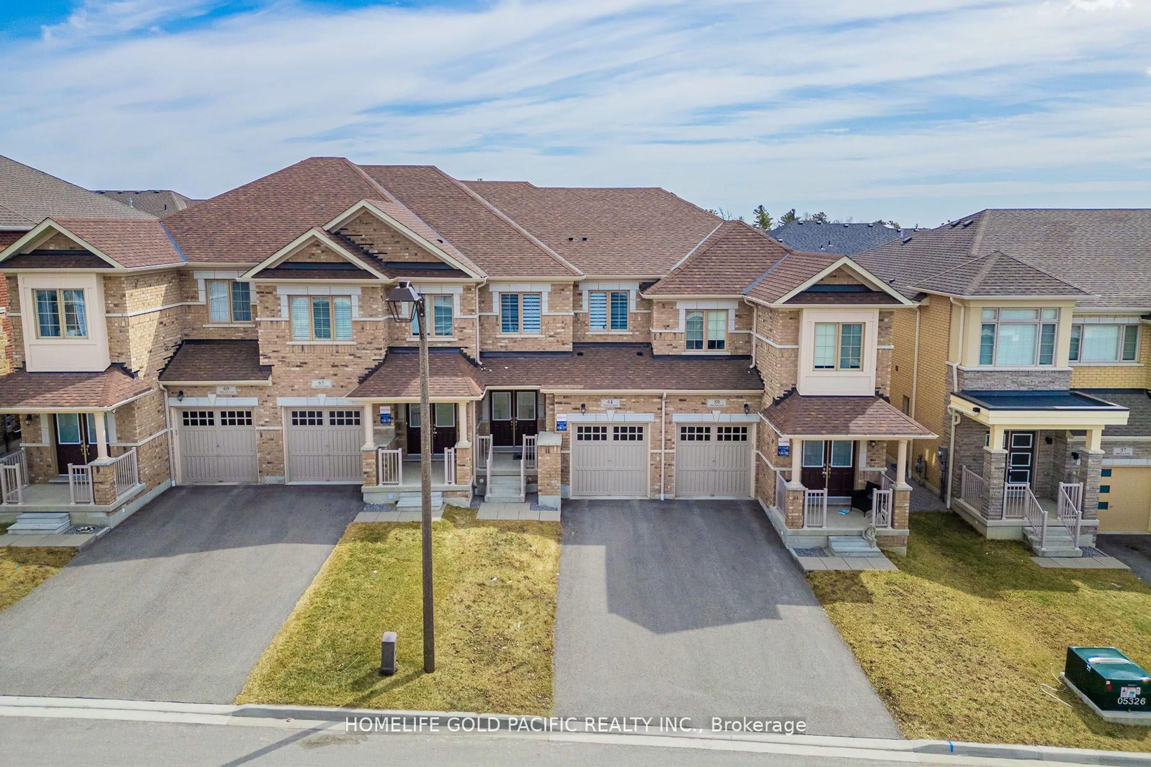 A pic from outside/outdoor area/front of a property/back of a property/a pic from drone, street for 61 Markview Rd, Whitchurch-Stouffville Ontario L4A 4W3