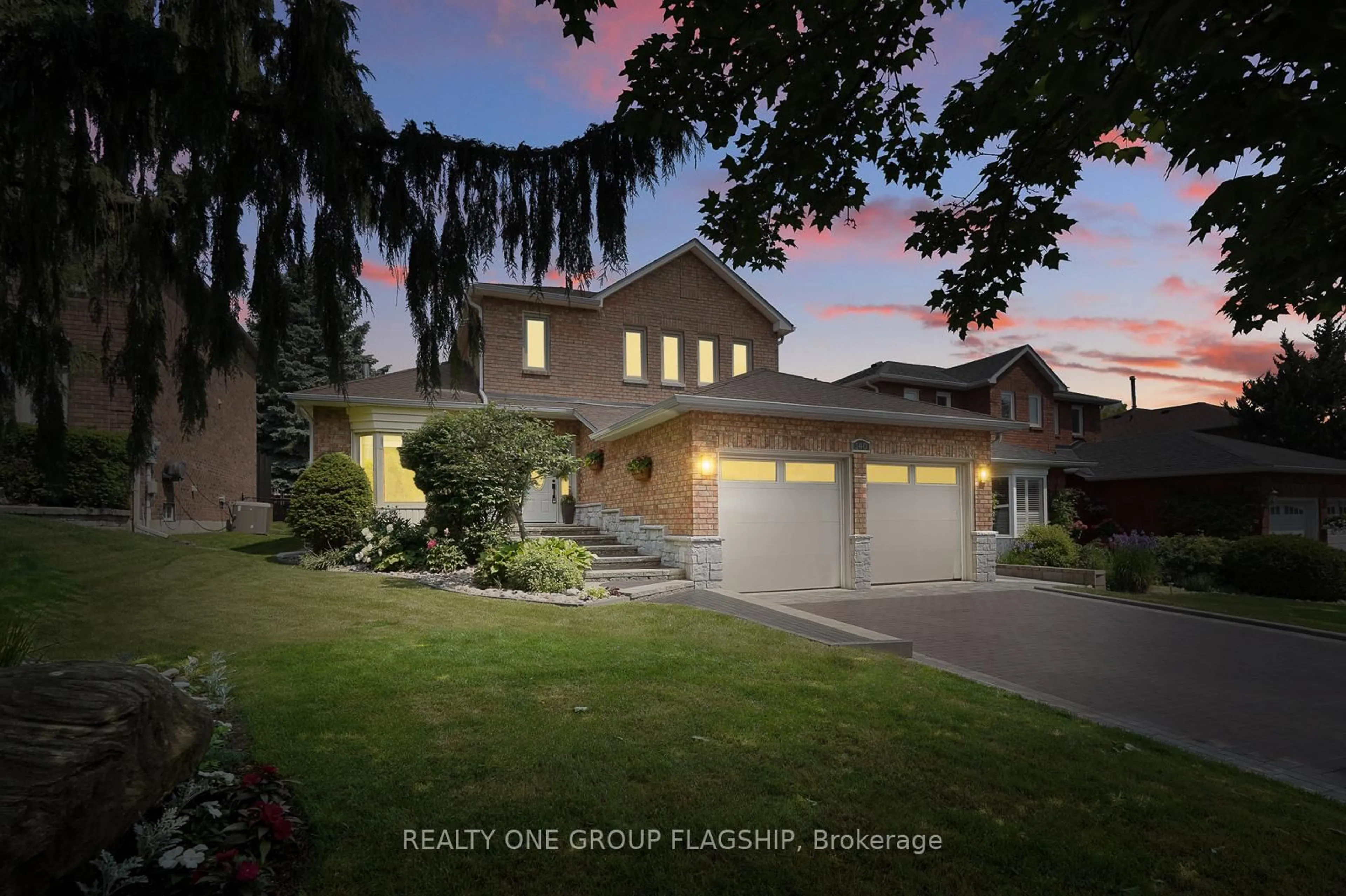 A pic from outside/outdoor area/front of a property/back of a property/a pic from drone, street for 140 Heathwood Heights Dr, Aurora Ontario L4G 4W2