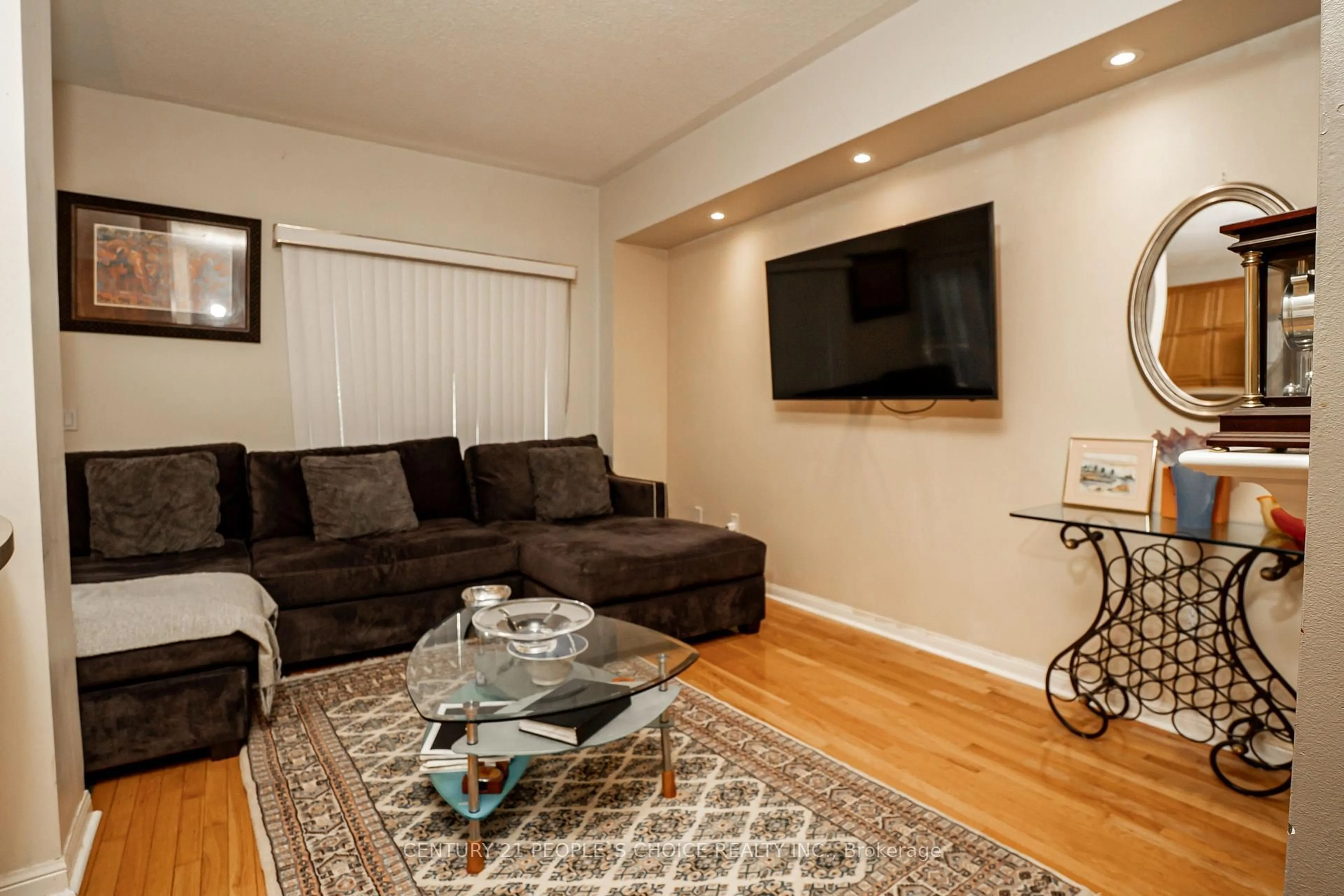 Living room with furniture, wood/laminate floor for 100 Elgin Mills Rd #42, Richmond Hill Ontario L4C 4M2