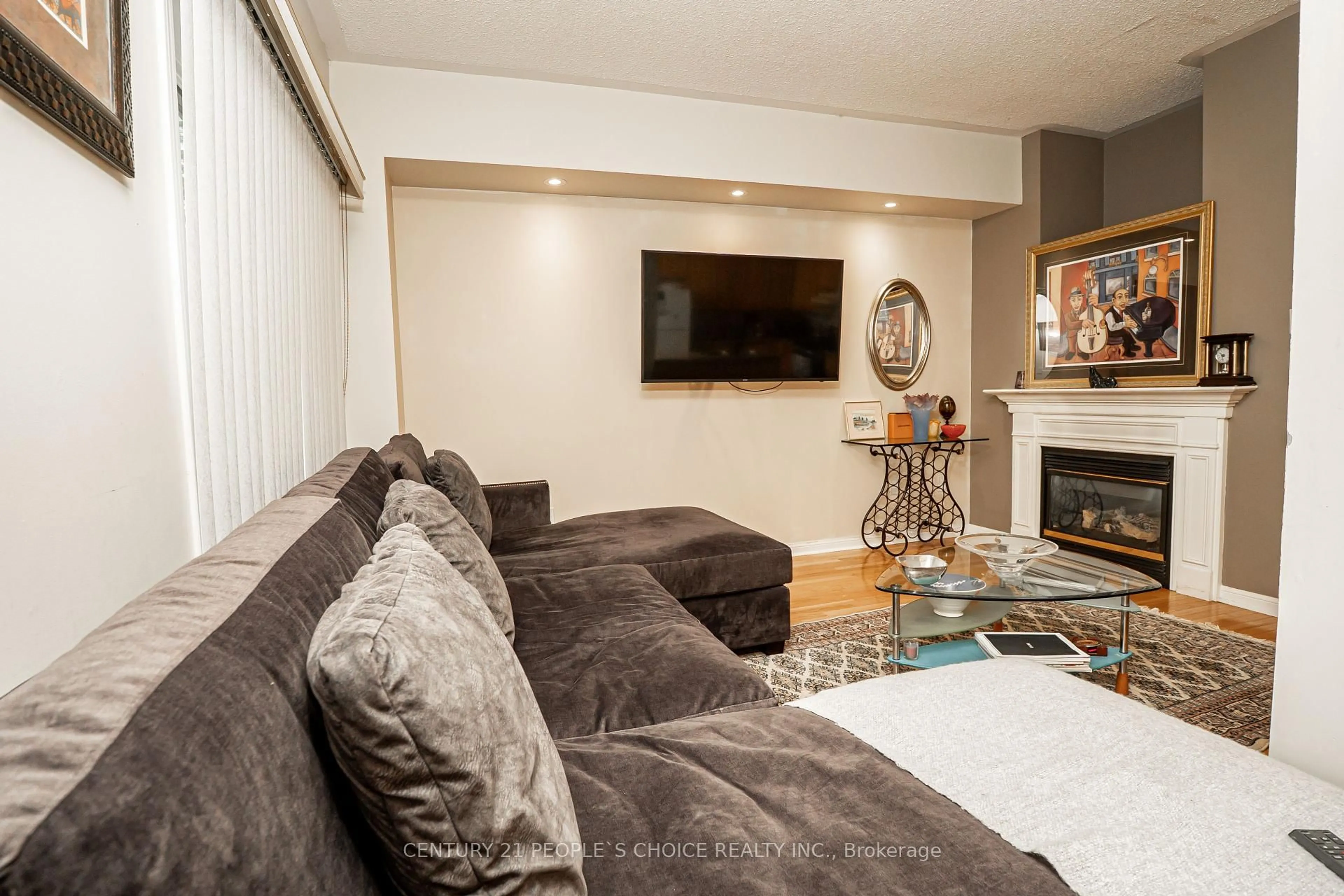 Living room with furniture, unknown for 100 Elgin Mills Rd #42, Richmond Hill Ontario L4C 4M2
