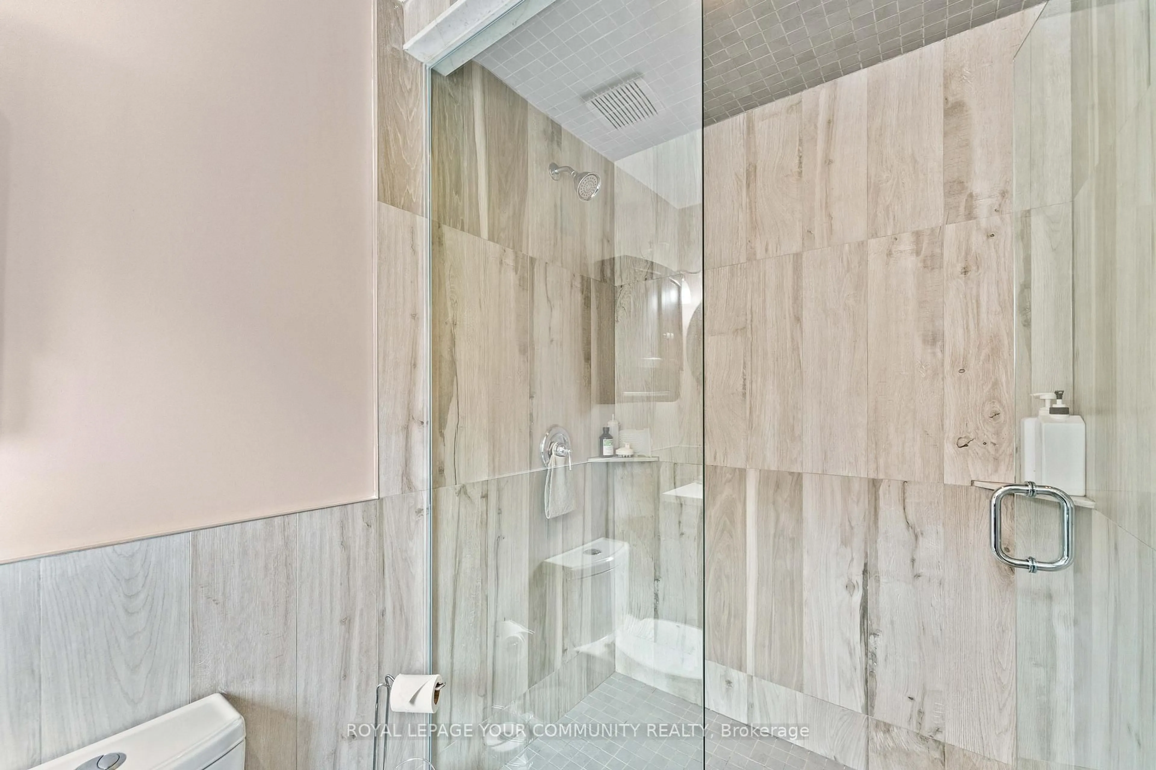 Standard bathroom, ceramic/tile floor for 118 Forest Lane Dr, Vaughan Ontario L4J 3N8