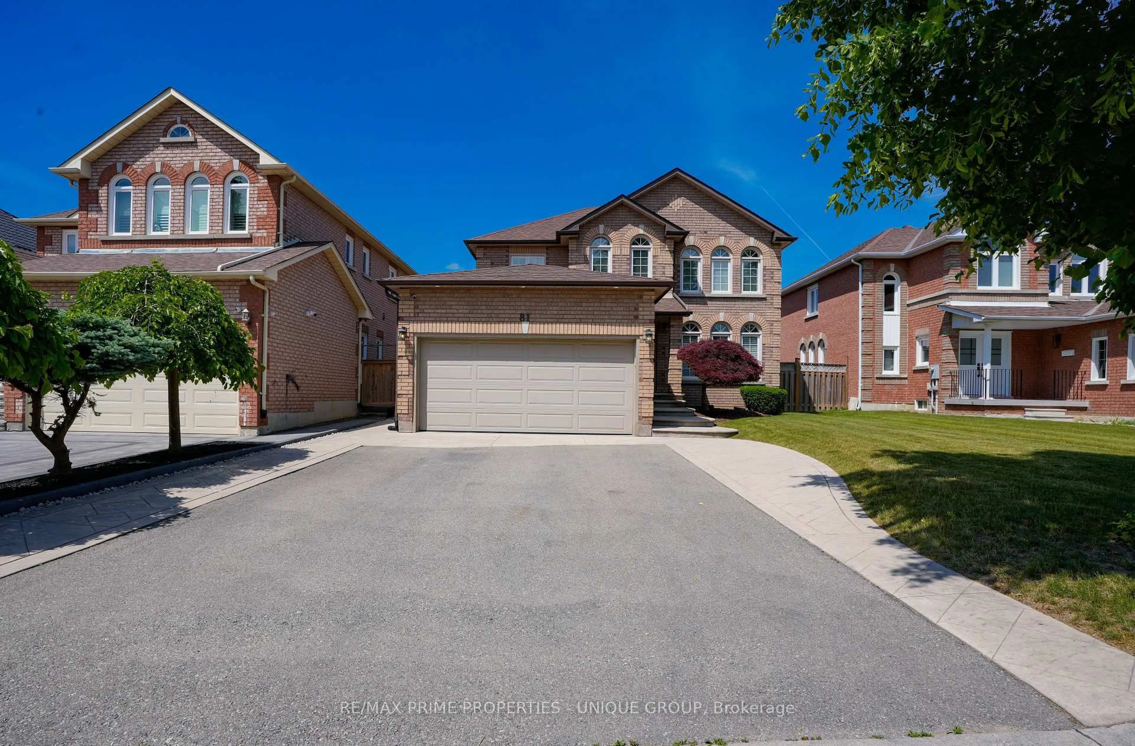 A pic from outside/outdoor area/front of a property/back of a property/a pic from drone, street for 81 DEIB Cres, Markham Ontario L3S 3W5