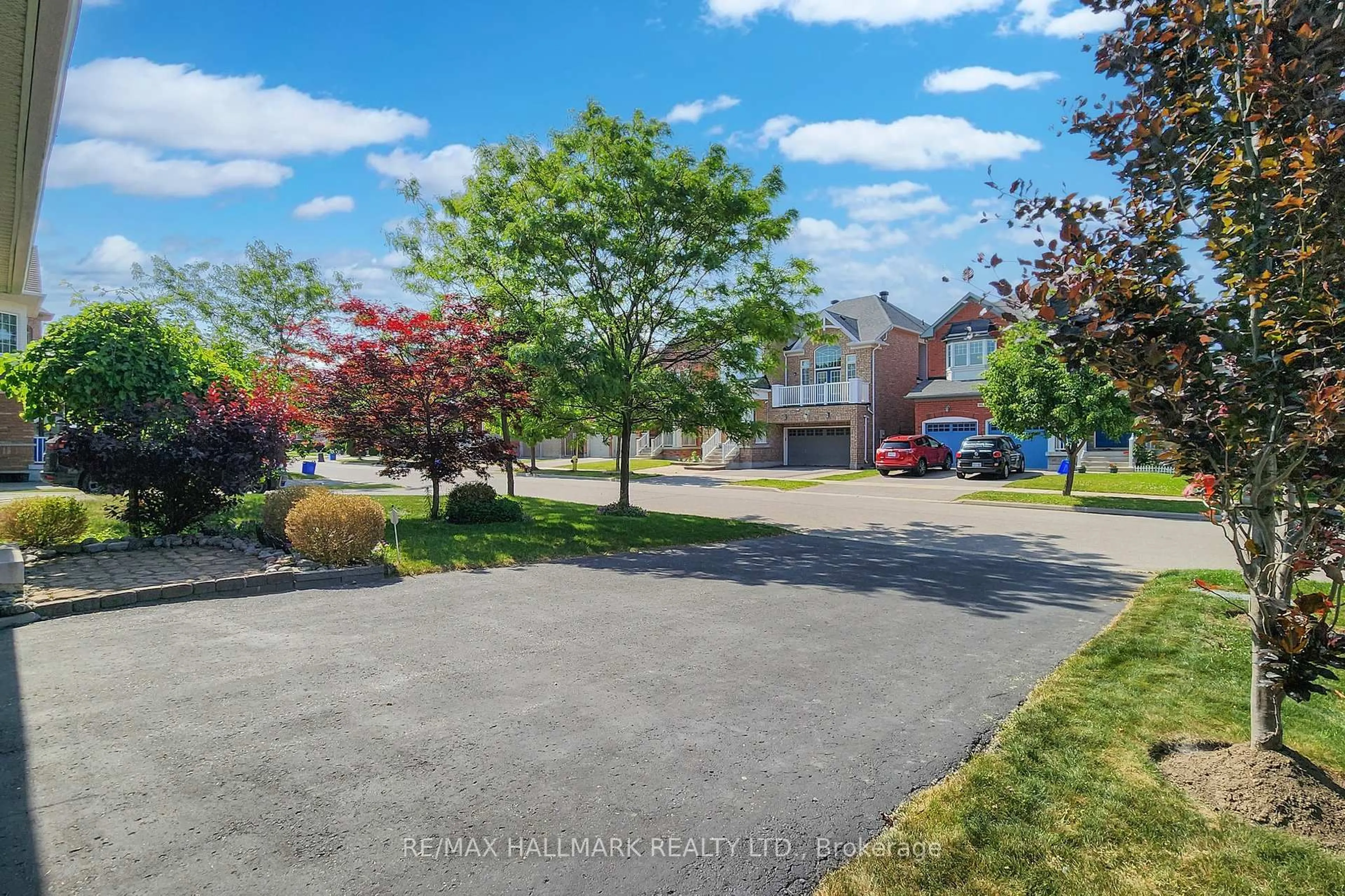 A pic from outside/outdoor area/front of a property/back of a property/a pic from drone, street for 70 Maplebank Cres, Whitchurch-Stouffville Ontario L4A 0R8
