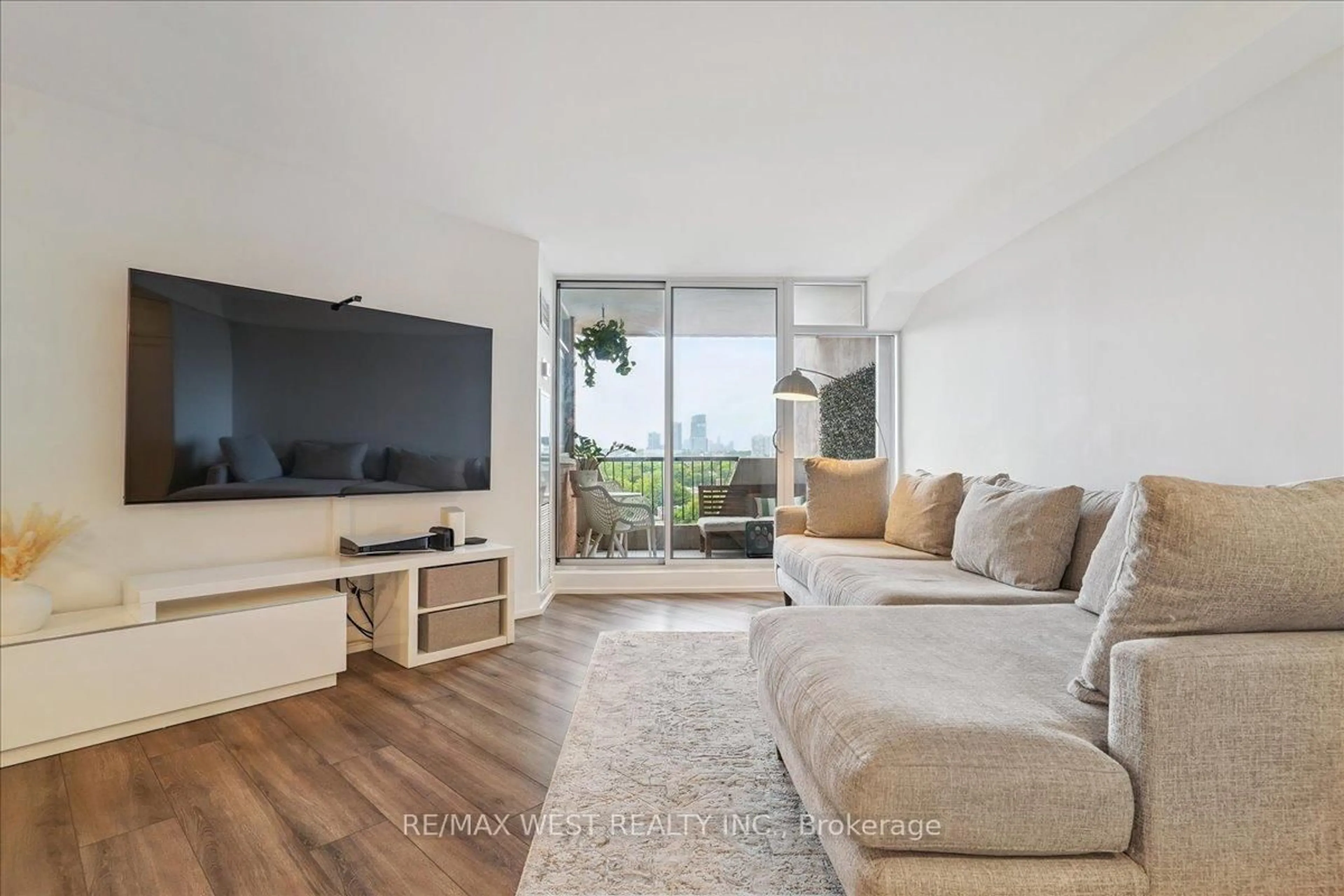 Living room with furniture, unknown for 7811 Yonge St #1008, Markham Ontario L3T 4S3