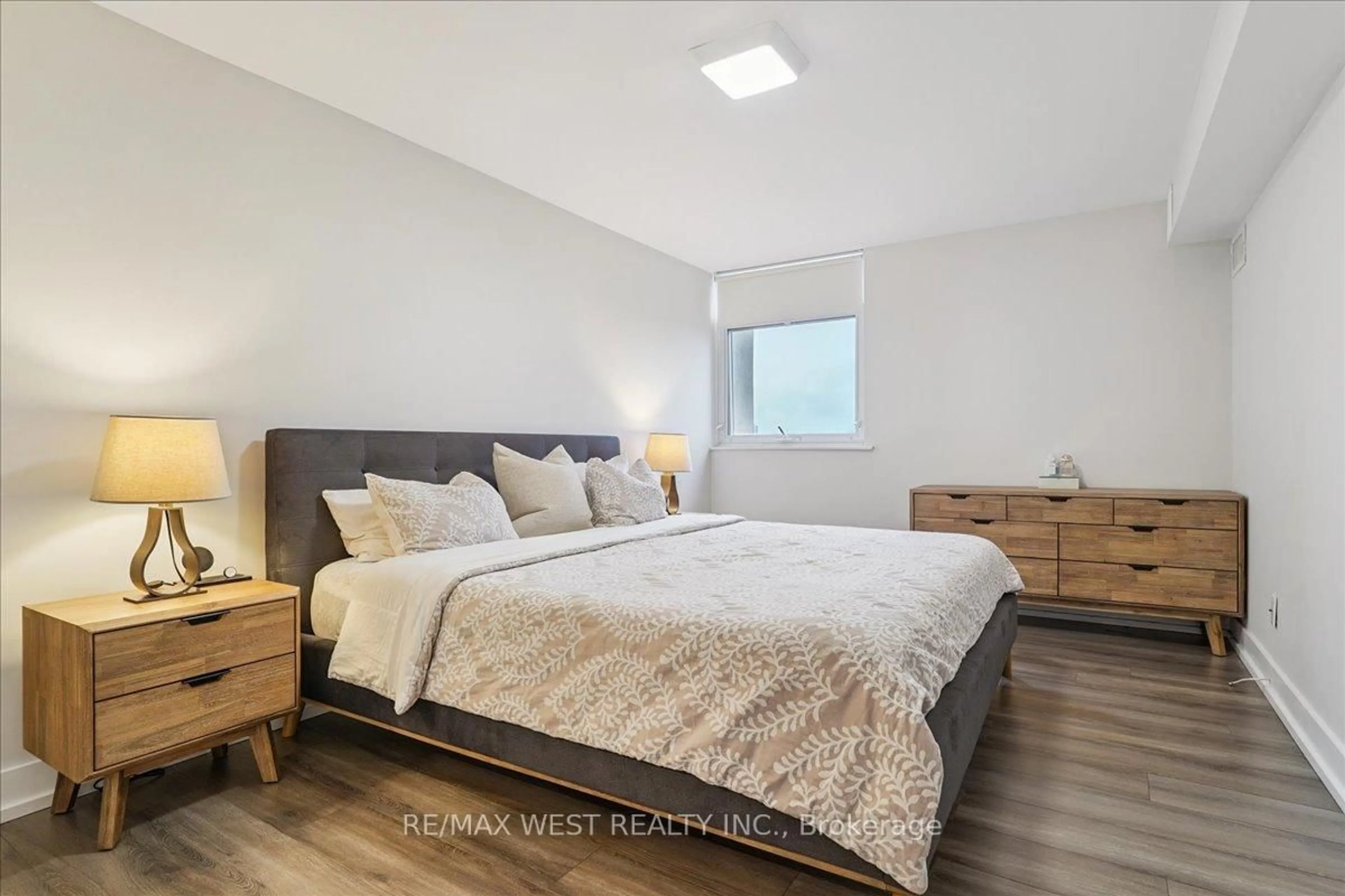 Bedroom with bed, wood/laminate floor for 7811 Yonge St #1008, Markham Ontario L3T 4S3