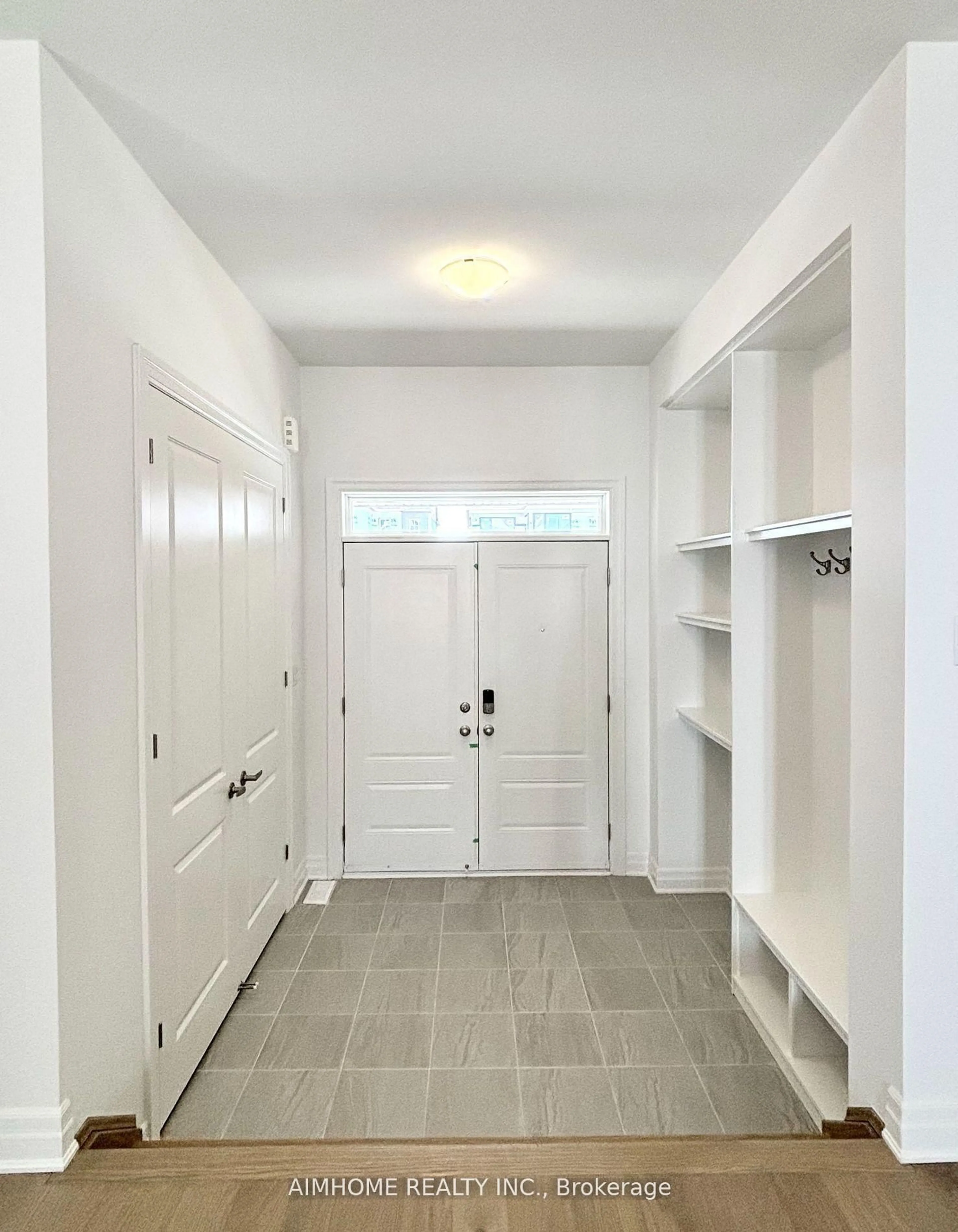 Indoor entryway for 712 Newlove St, Innisfil Ontario L9S 0R8