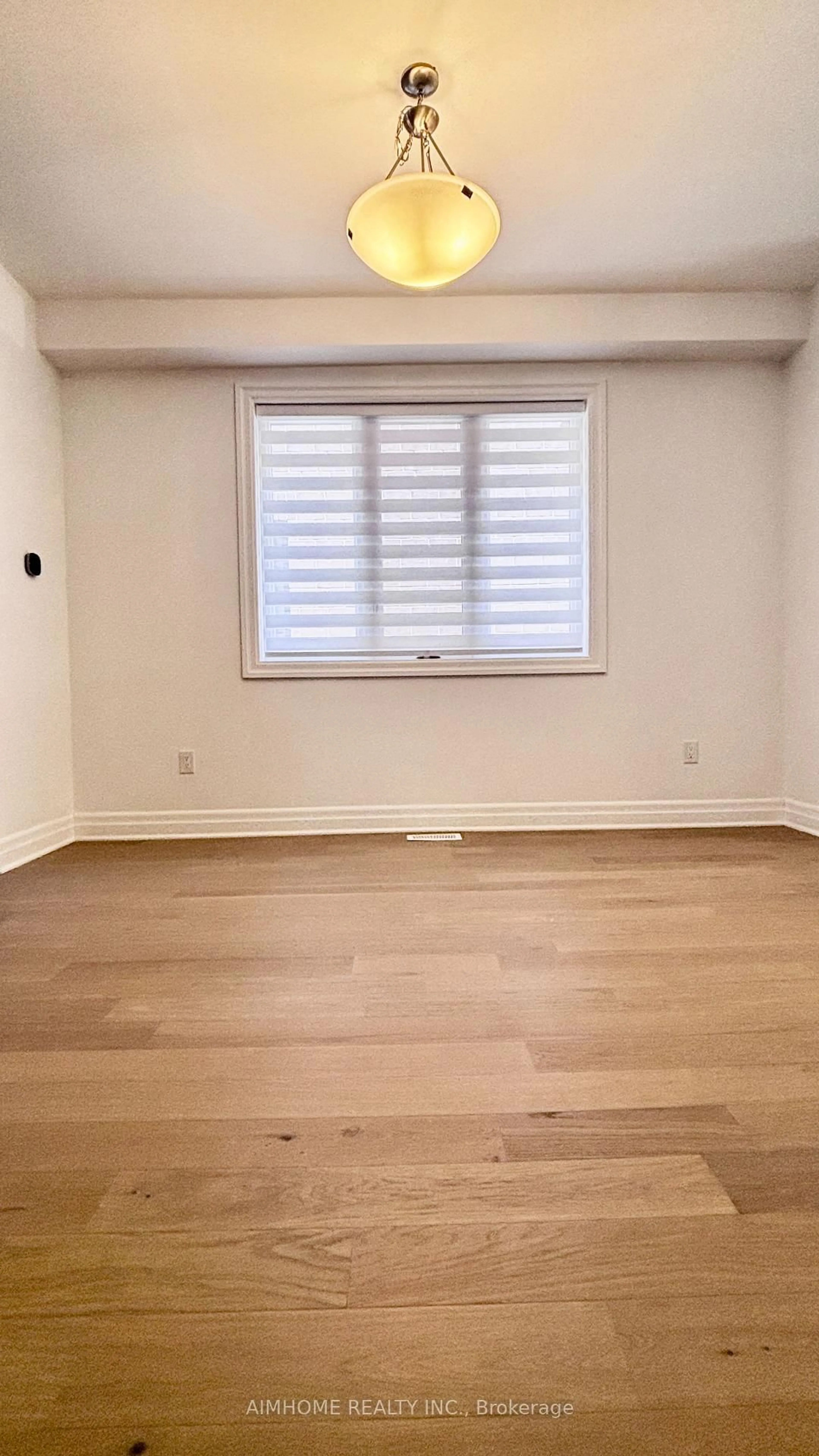 A pic of a room for 712 Newlove St, Innisfil Ontario L9S 0R8