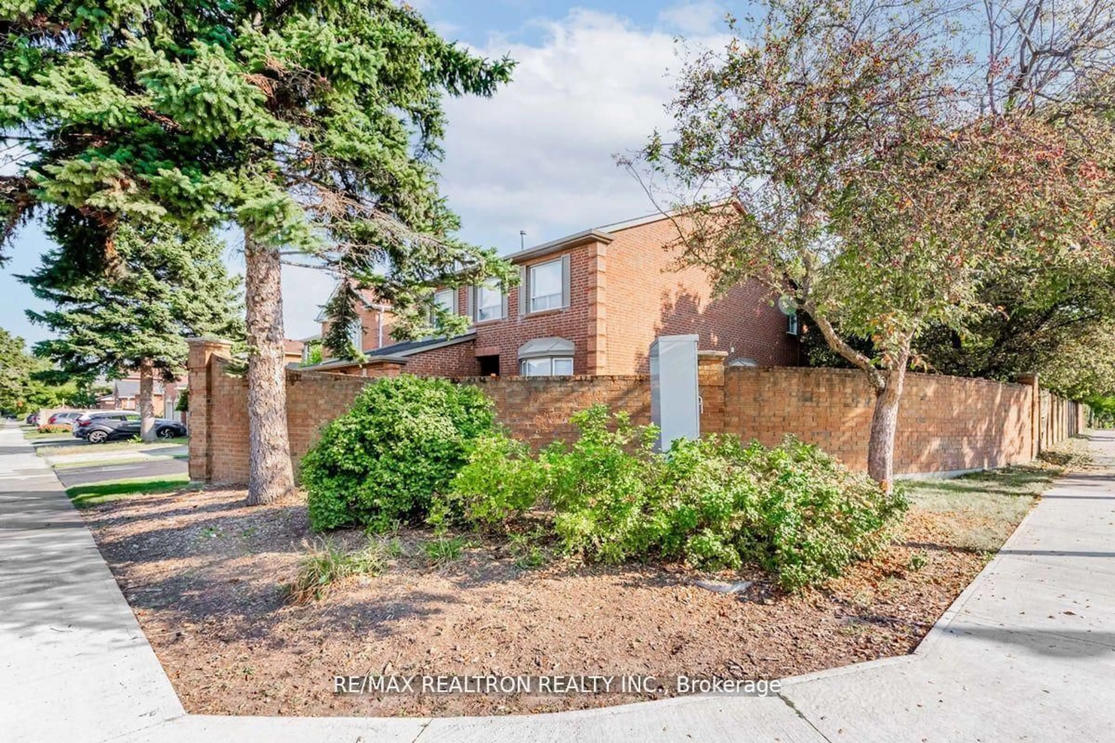 A pic from outside/outdoor area/front of a property/back of a property/a pic from drone, street for 209 Charles St, Vaughan Ontario L4J 3A2