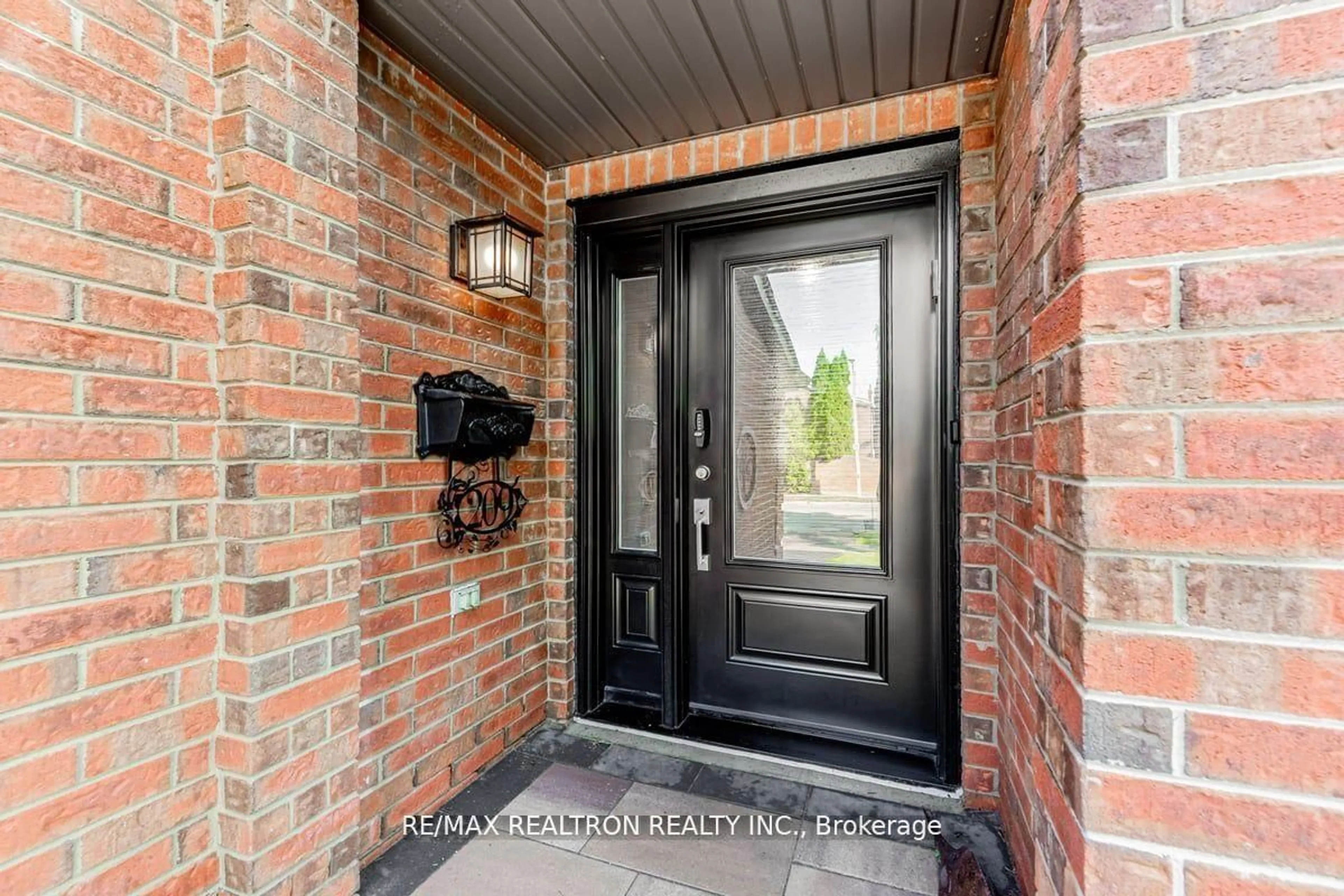 Indoor entryway for 209 Charles St, Vaughan Ontario L4J 3A2