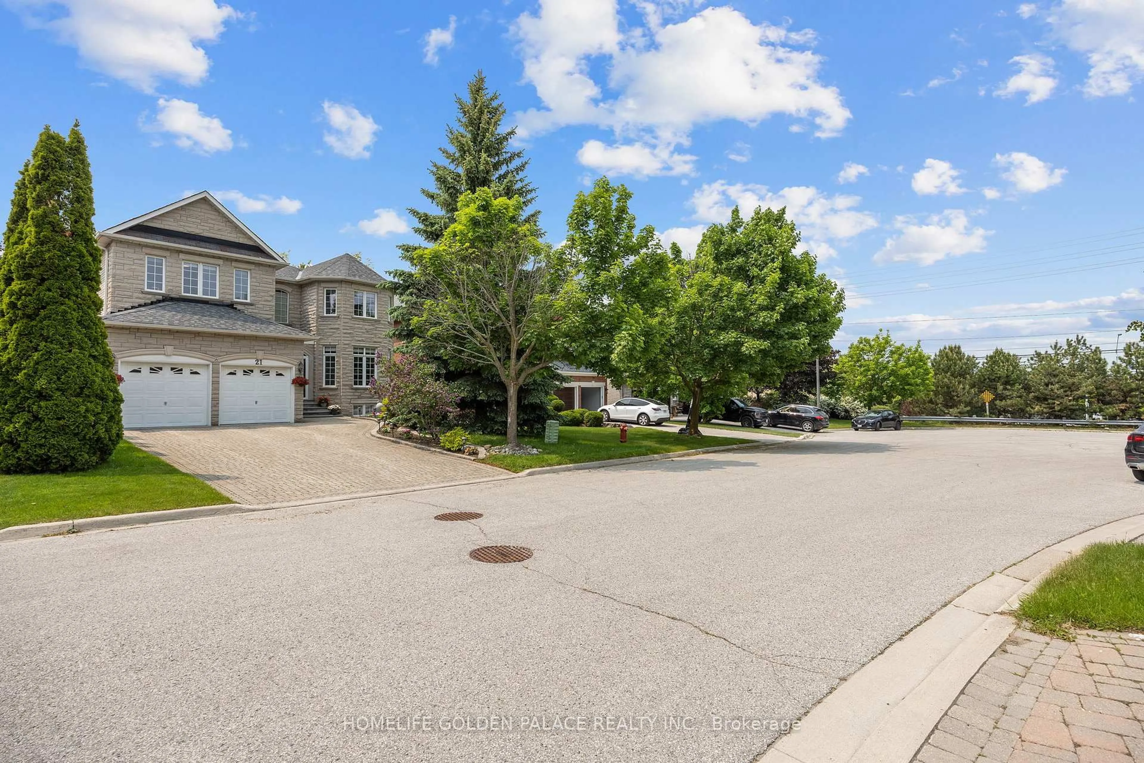 A pic from outside/outdoor area/front of a property/back of a property/a pic from drone, street for 21 Earl Grey Crt, Richmond Hill Ontario L4B 4E8
