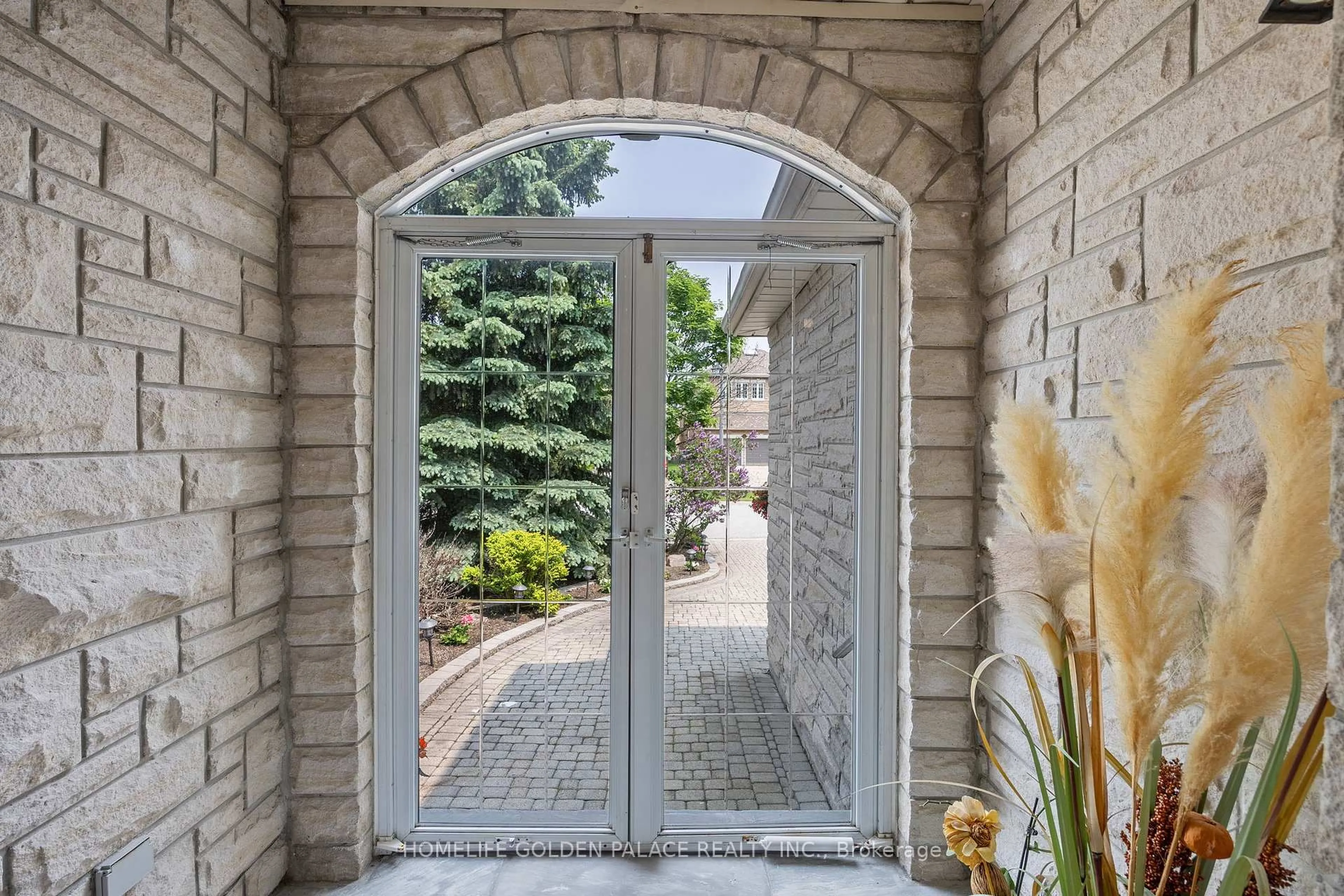Indoor entryway for 21 Earl Grey Crt, Richmond Hill Ontario L4B 4E8