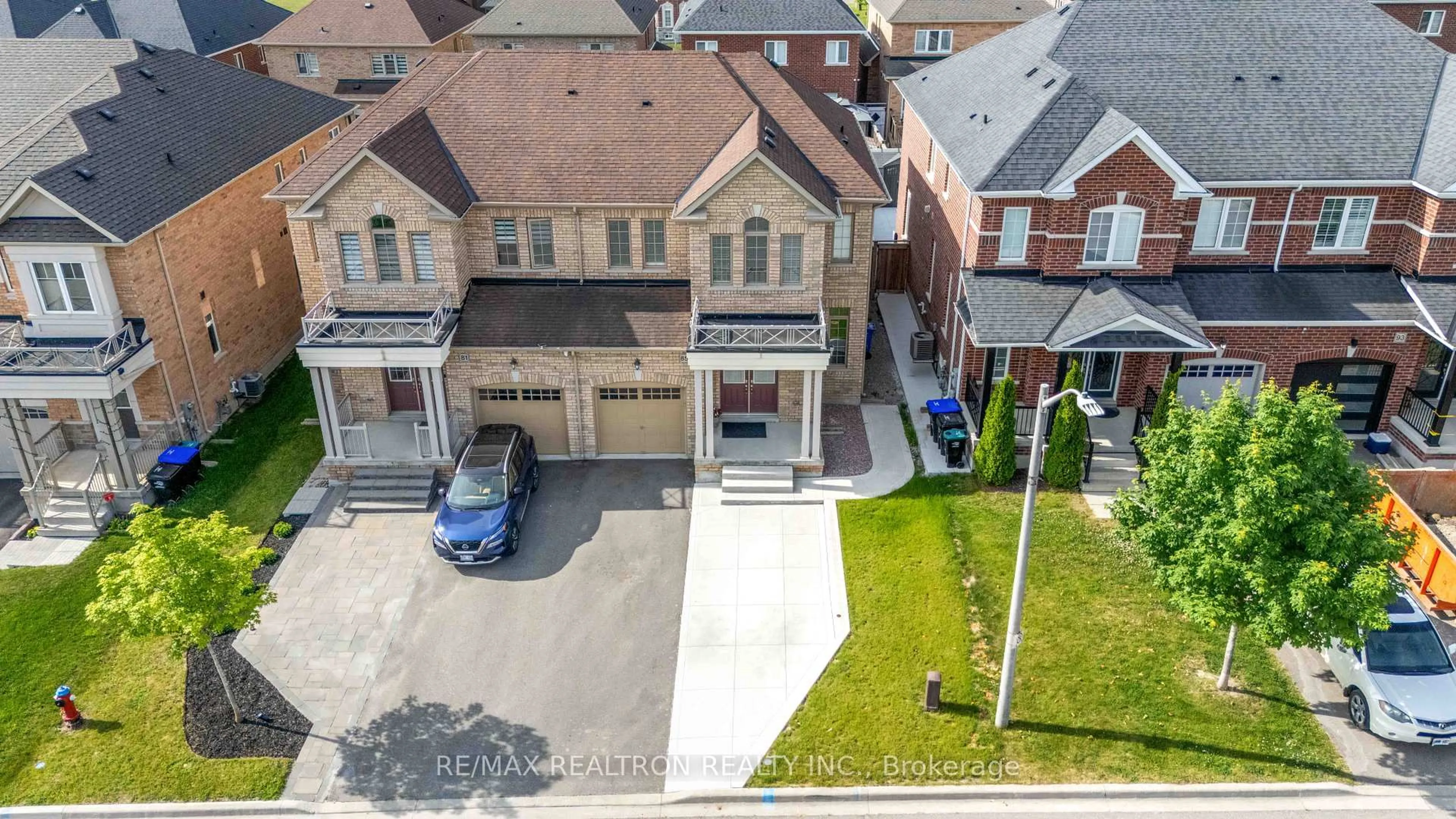 A pic from outside/outdoor area/front of a property/back of a property/a pic from drone, street for 85 Algeo Way, Bradford West Gwillimbury Ontario L3Z 0W1