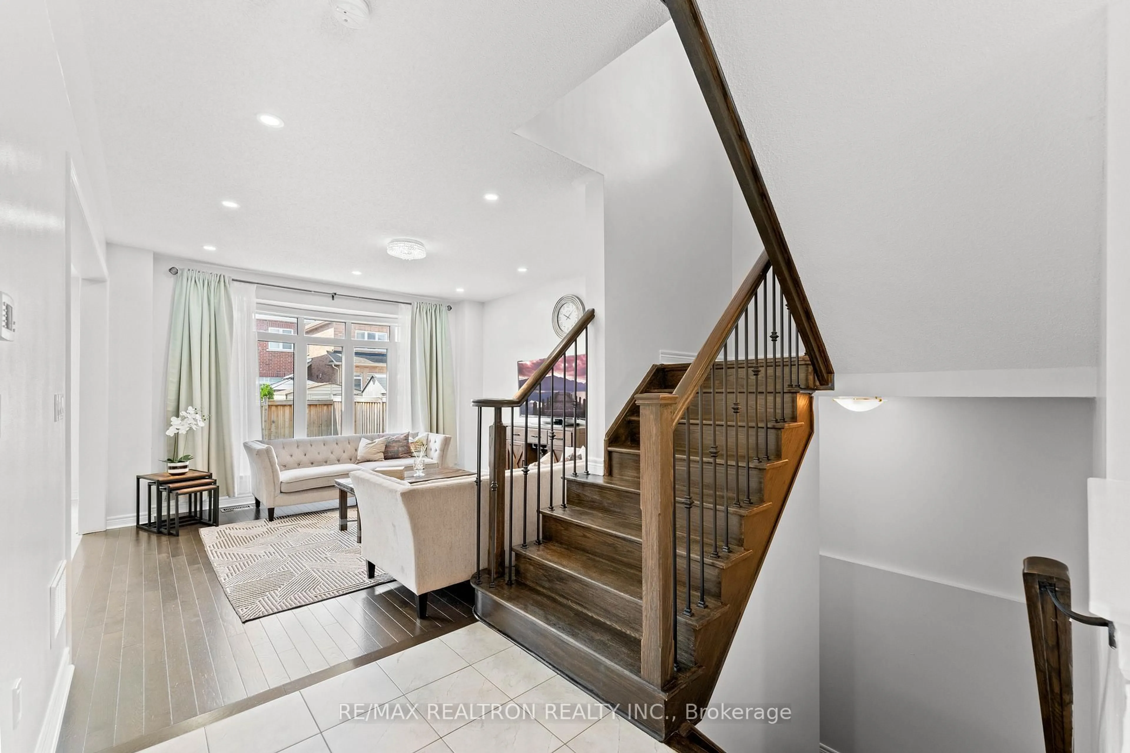 Indoor entryway for 85 Algeo Way, Bradford West Gwillimbury Ontario L3Z 0W1