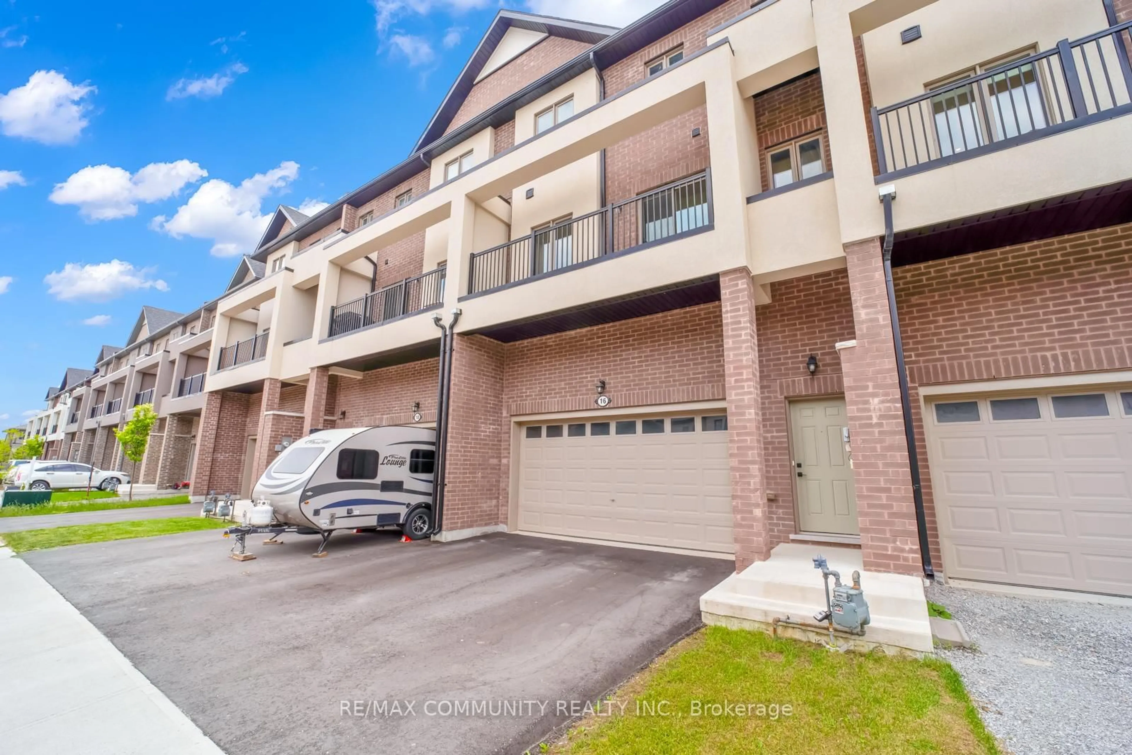 A pic from outside/outdoor area/front of a property/back of a property/a pic from drone, street for 16 Alan Williams Tr, Uxbridge Ontario L9P 0R5