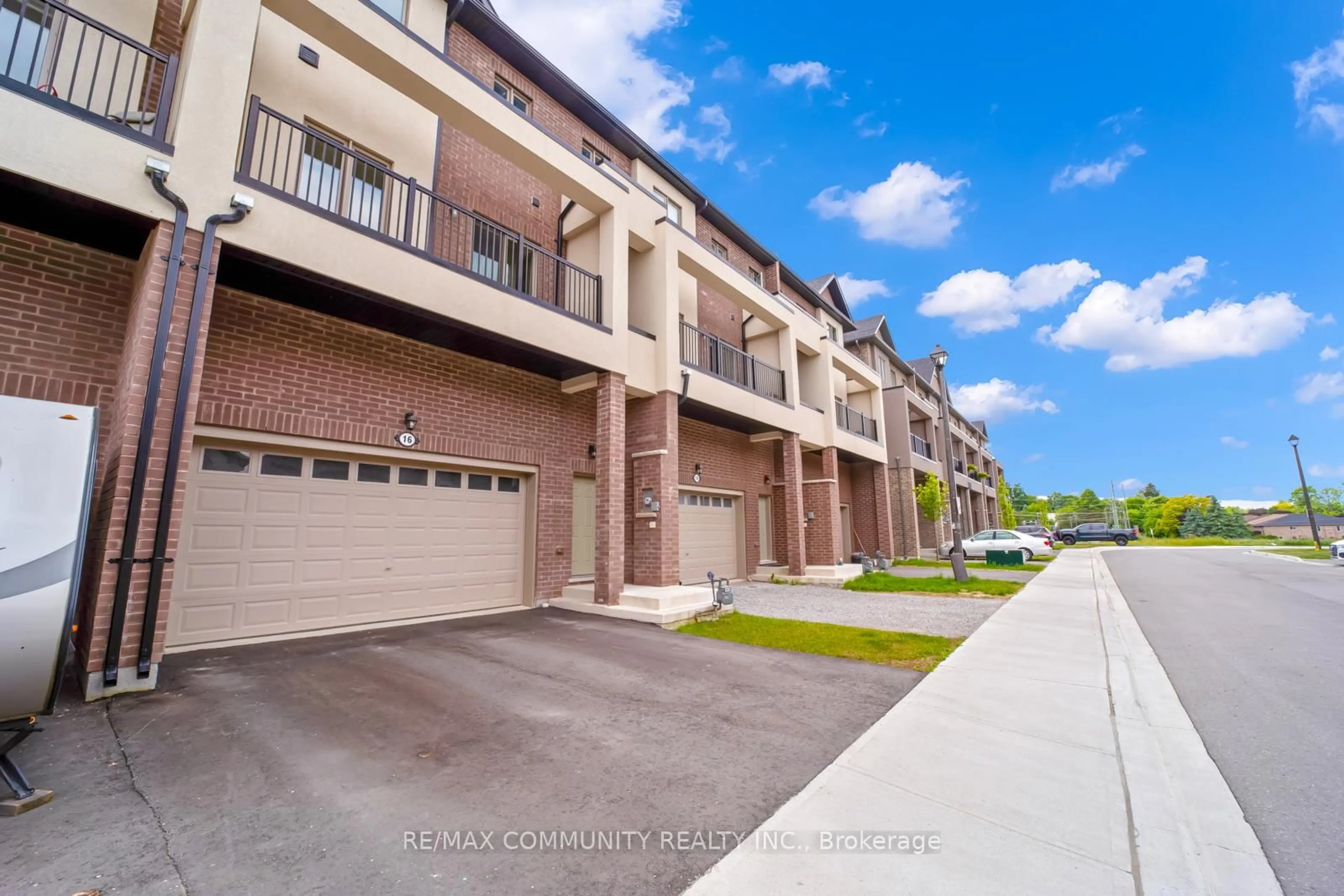 A pic from outside/outdoor area/front of a property/back of a property/a pic from drone, street for 16 Alan Williams Tr, Uxbridge Ontario L9P 0R5