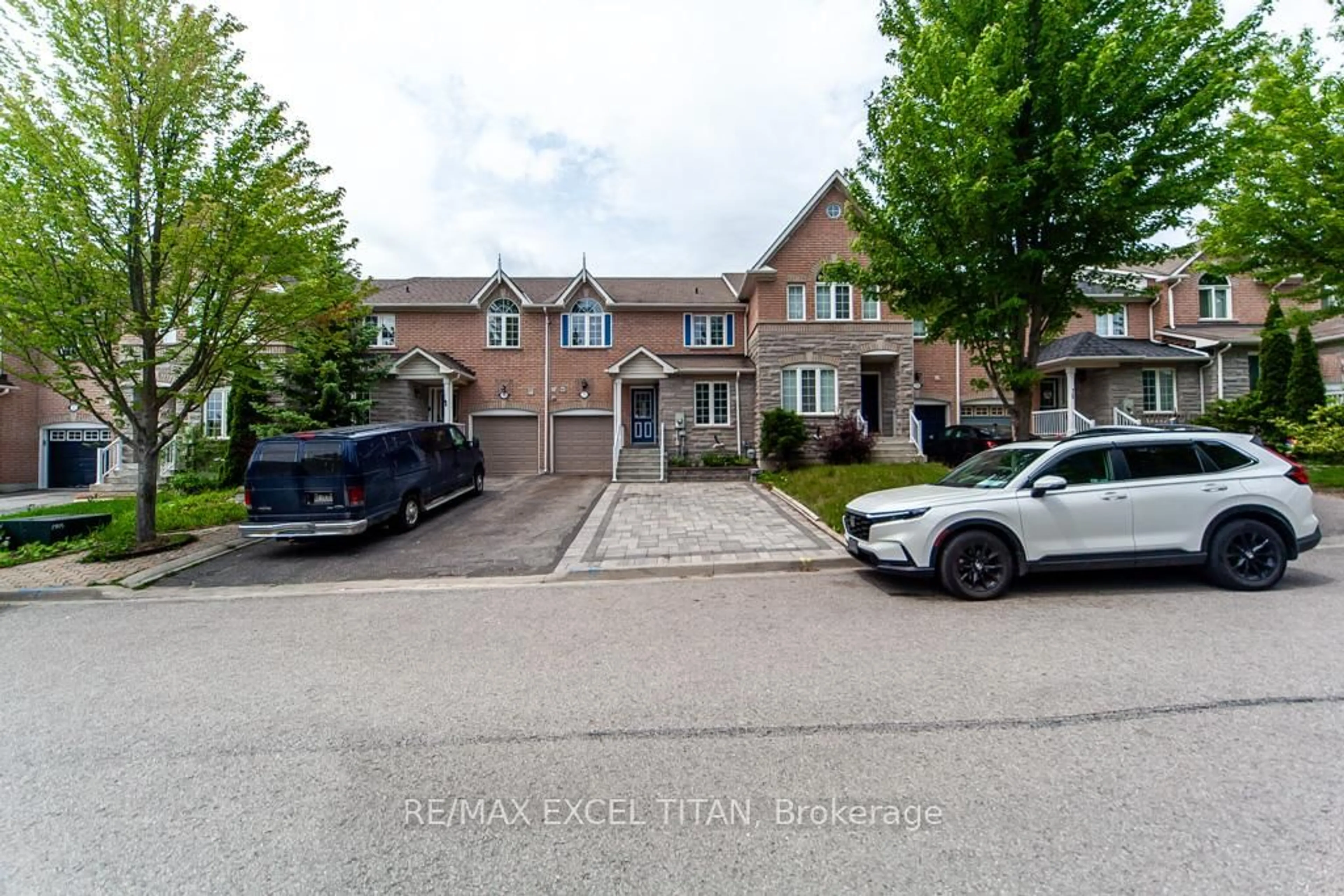 A pic from outside/outdoor area/front of a property/back of a property/a pic from drone, street for 71 Red River Cres, Newmarket Ontario L3X 2R5