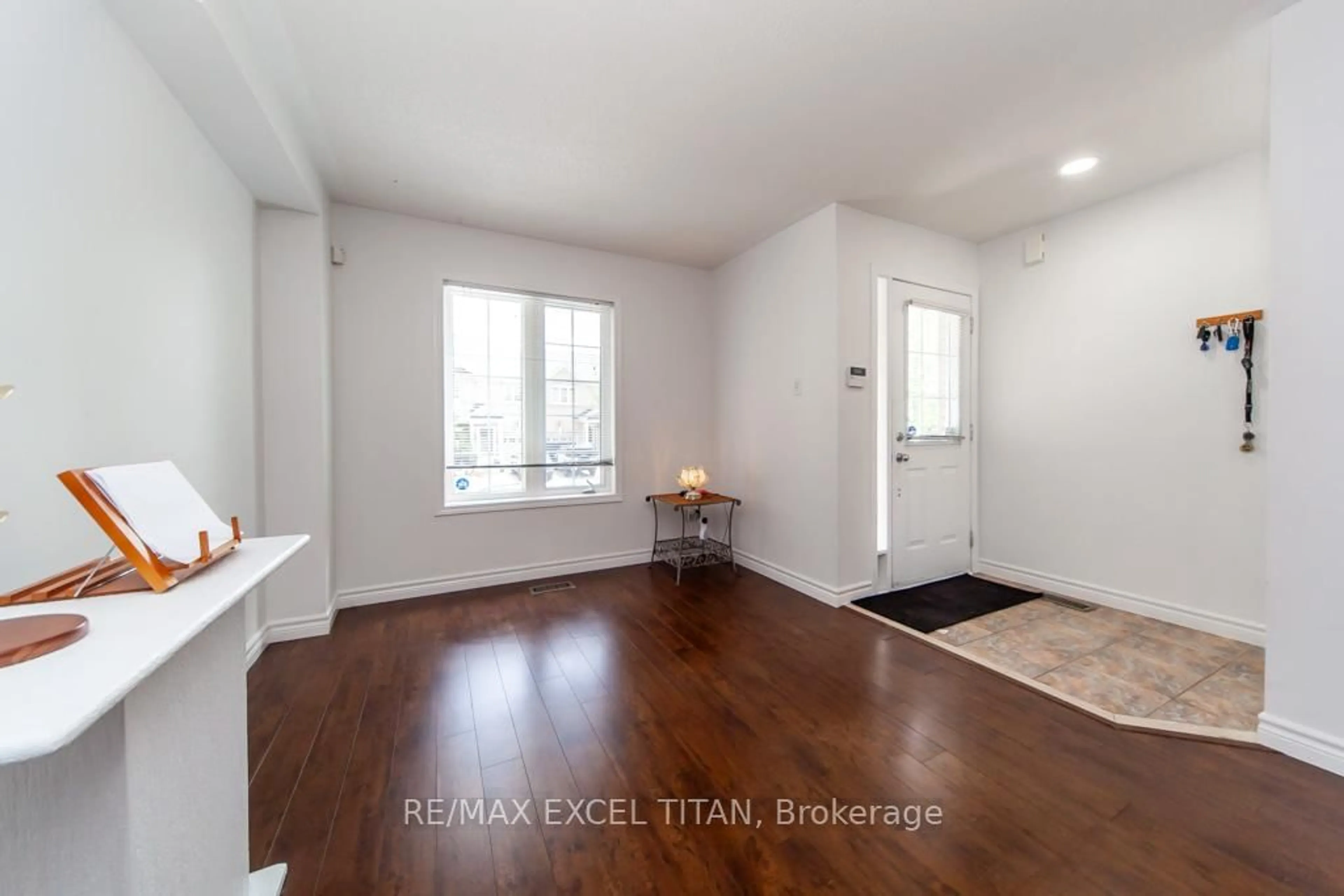 Indoor entryway for 71 Red River Cres, Newmarket Ontario L3X 2R5