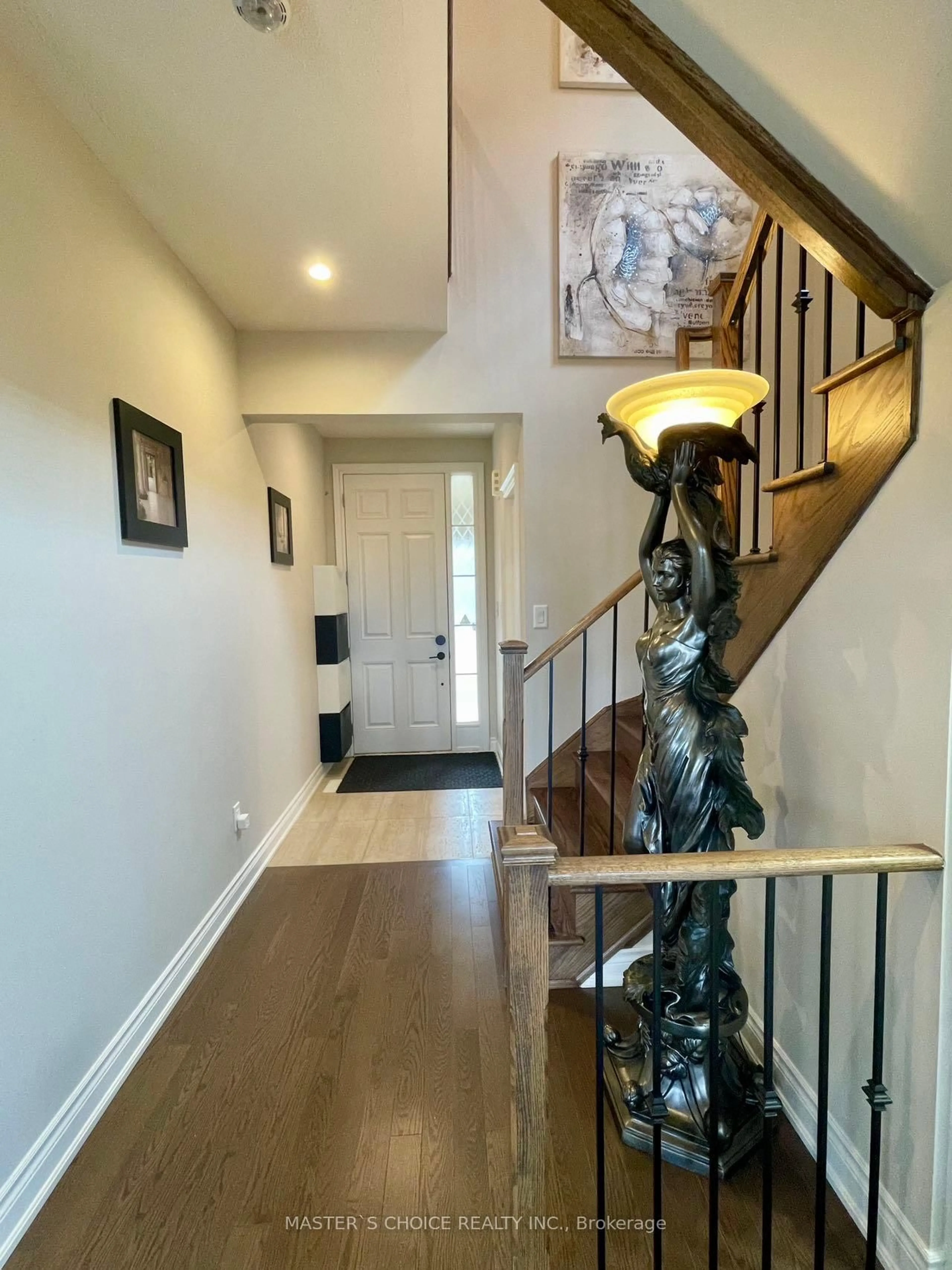 Indoor entryway for 40 Briarfield Ave, East Gwillimbury Ontario L9N 0P5