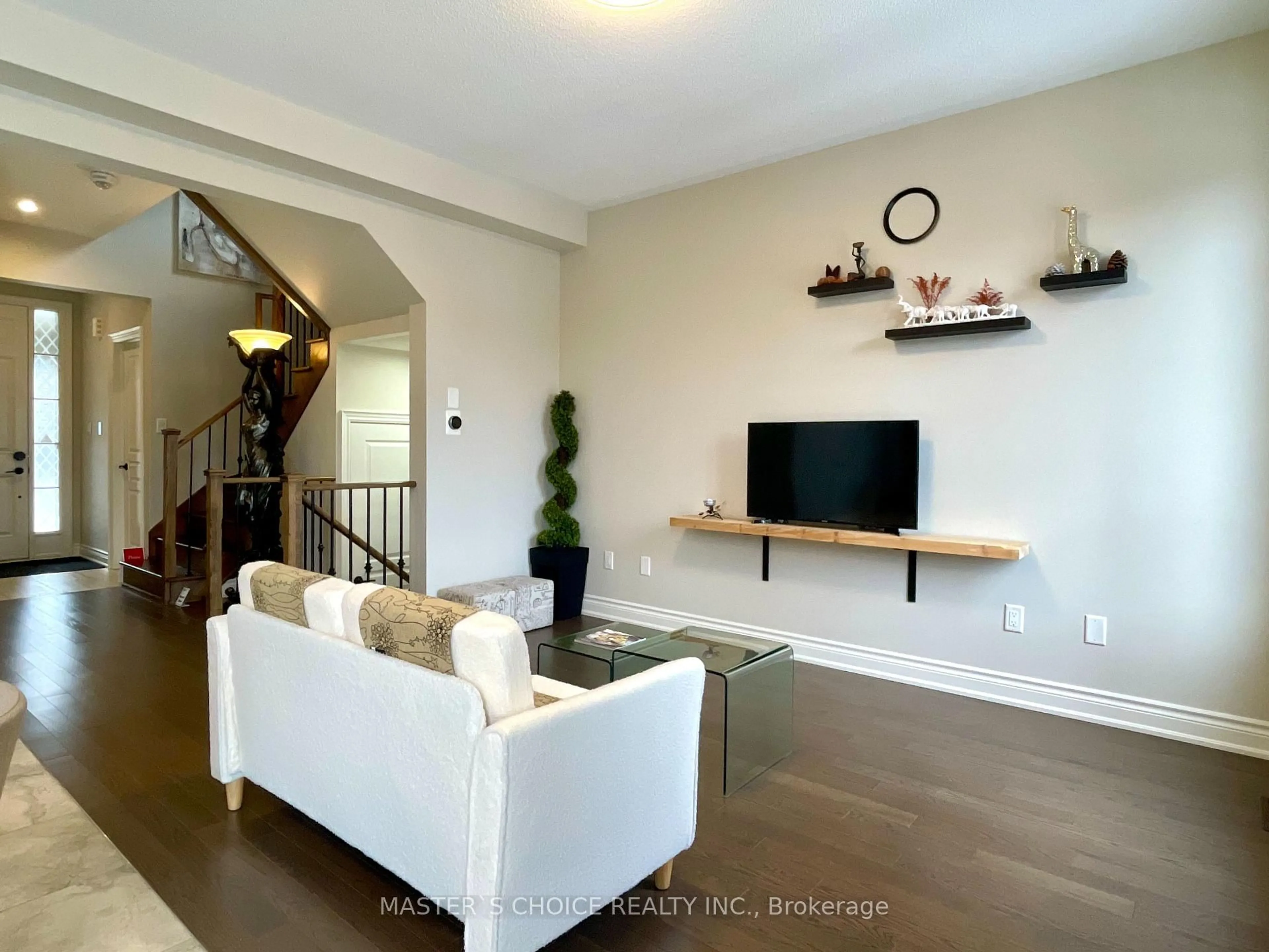 Living room with furniture, unknown for 40 Briarfield Ave, East Gwillimbury Ontario L9N 0P5