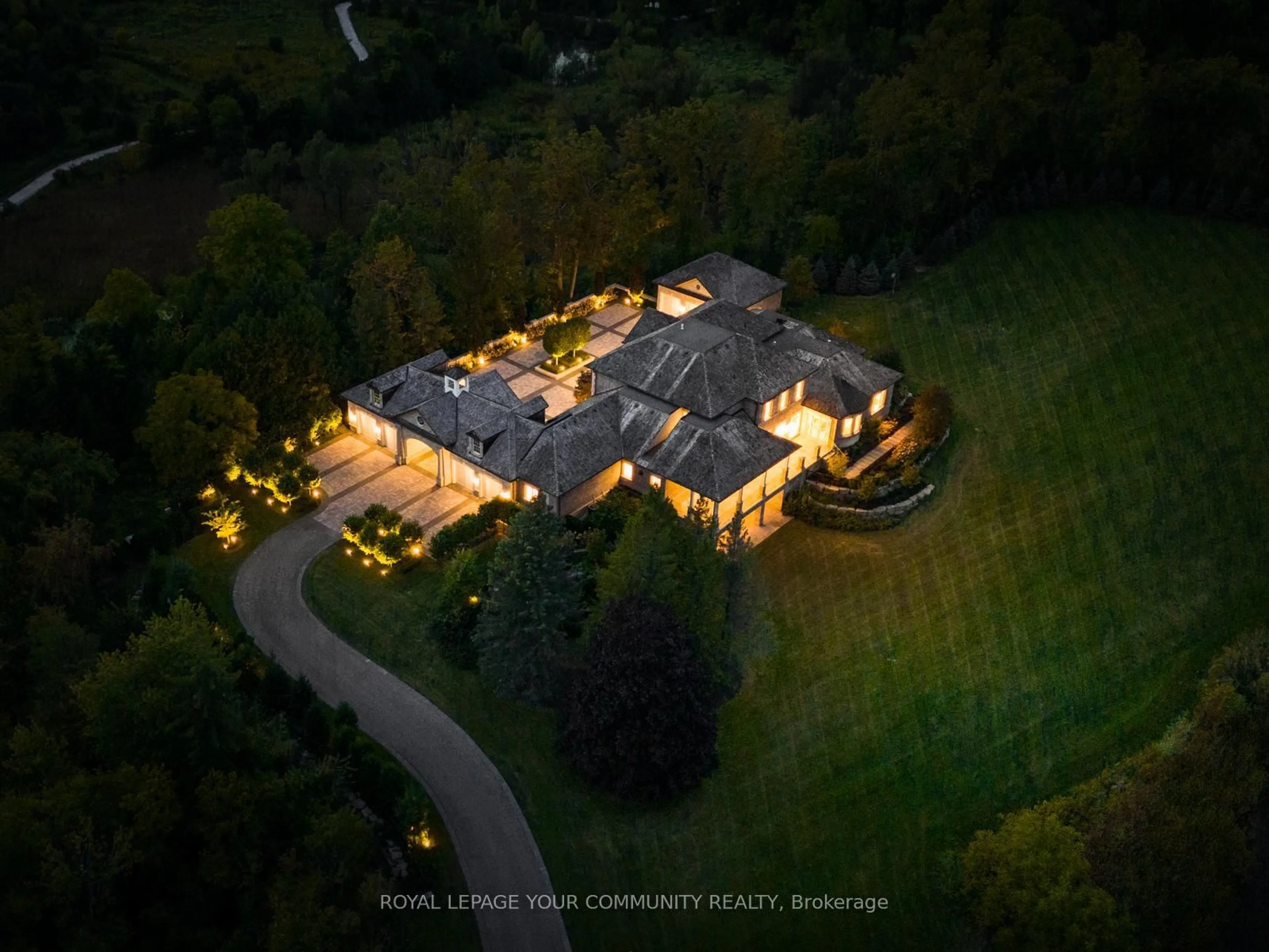 A pic from outside/outdoor area/front of a property/back of a property/a pic from drone, building for 130 St. John's Sdrd, Aurora Ontario L4G 0M6